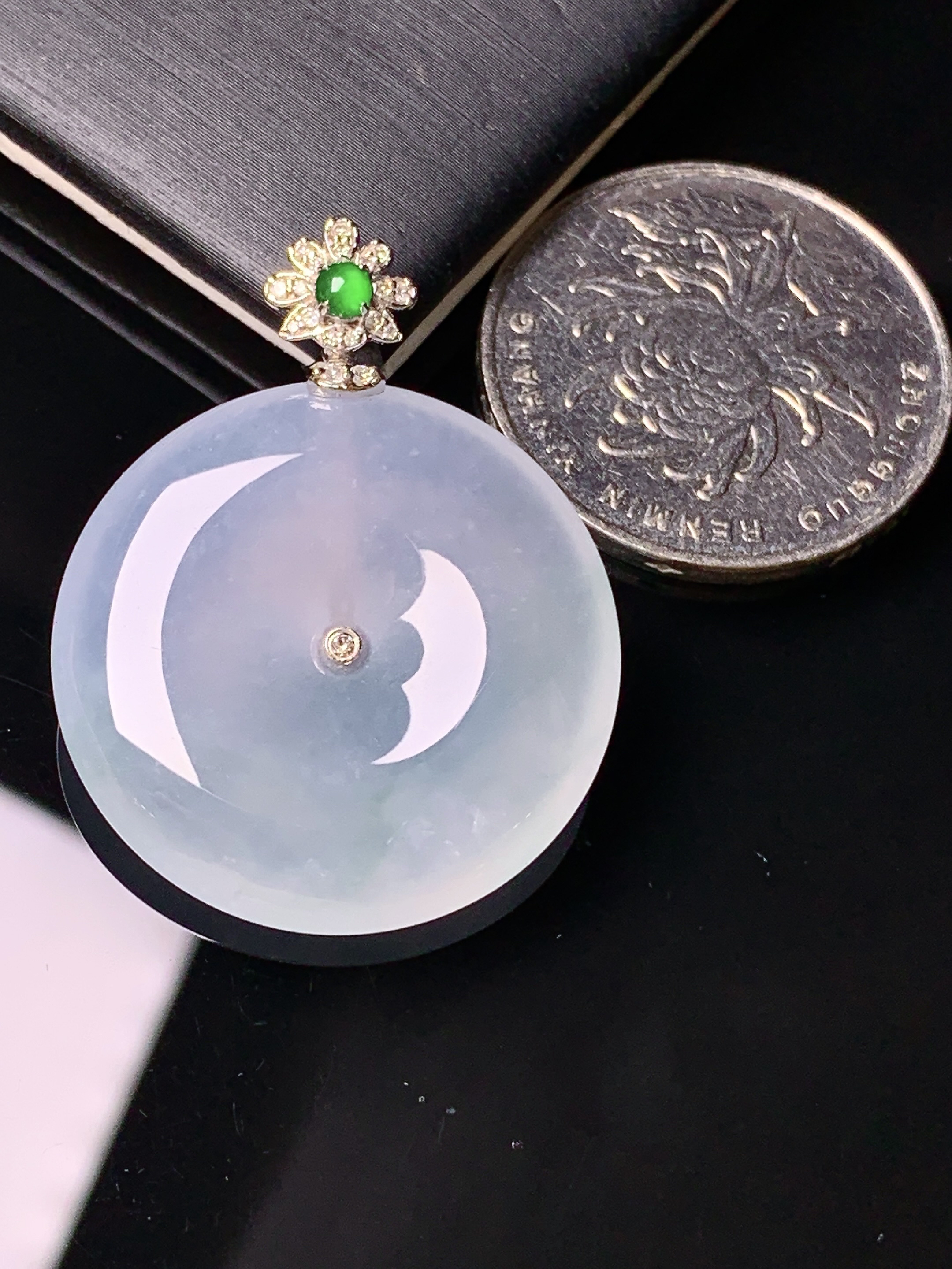 18k金钻镶嵌冰种平安扣吊坠 玉质细腻 色泽艳丽 整体尺寸34.5*26.6*5.8x1