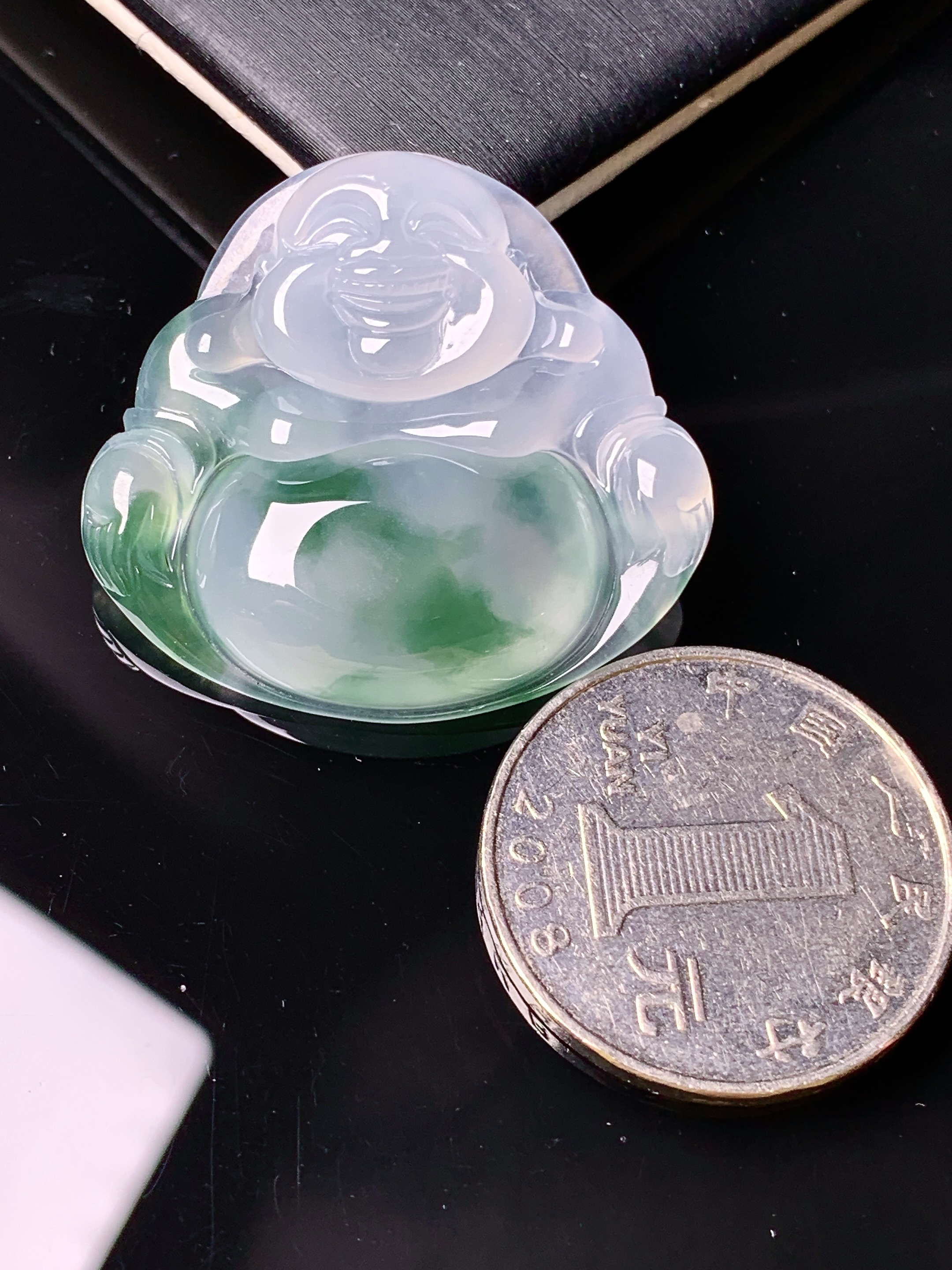 飘绿佛公吊坠 玉质细腻 色泽艳丽 整体尺寸30.9*33.8*5.6d1