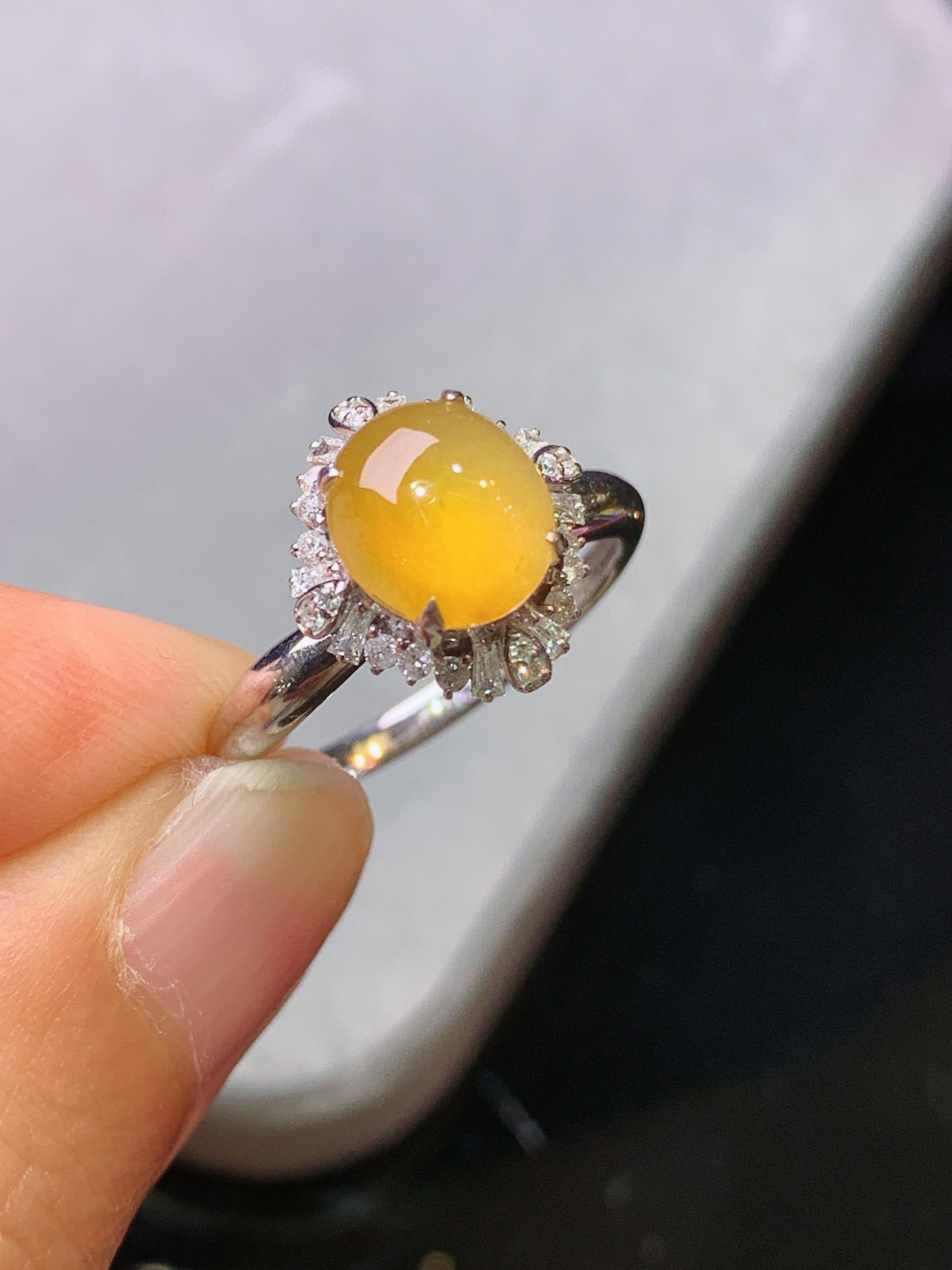 18k金钻镶嵌黄翡蛋面戒指 玉质细腻 色泽艳丽 圈口14 整体尺寸12*11.2*9j2