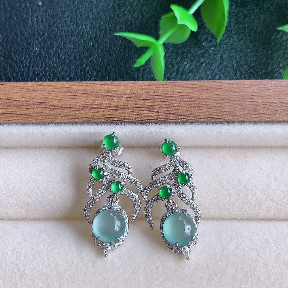 冰晴水翡翠耳坠，自然光实拍，颜色漂亮，种老水足，品相佳，佩戴佳品！W502.12  取一尺寸： 25