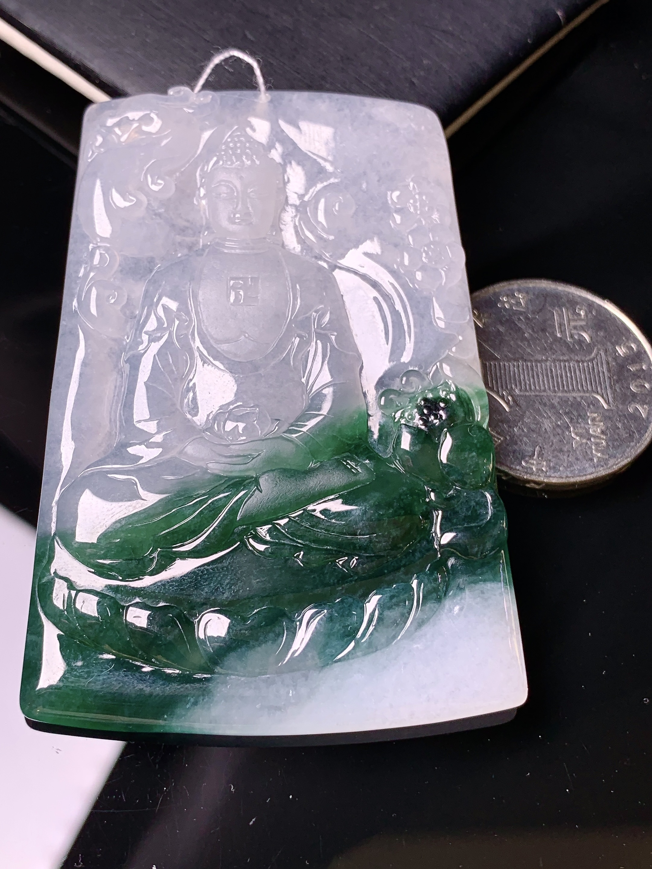 飘绿观音菩萨吊坠 玉质细腻 色泽艳丽 整体尺寸64.5*45.2*5.2d1