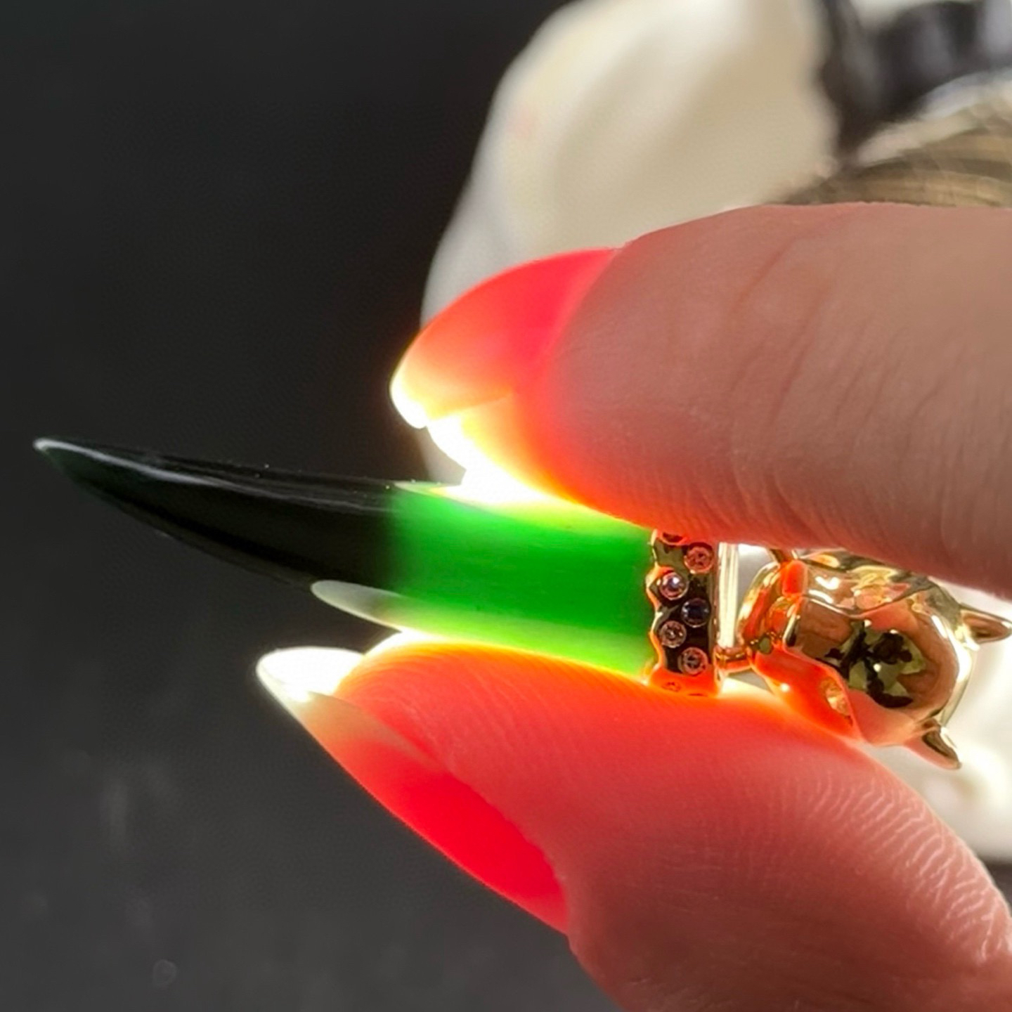 精品18k墨翠兽牙 种好色正 重金豪镶