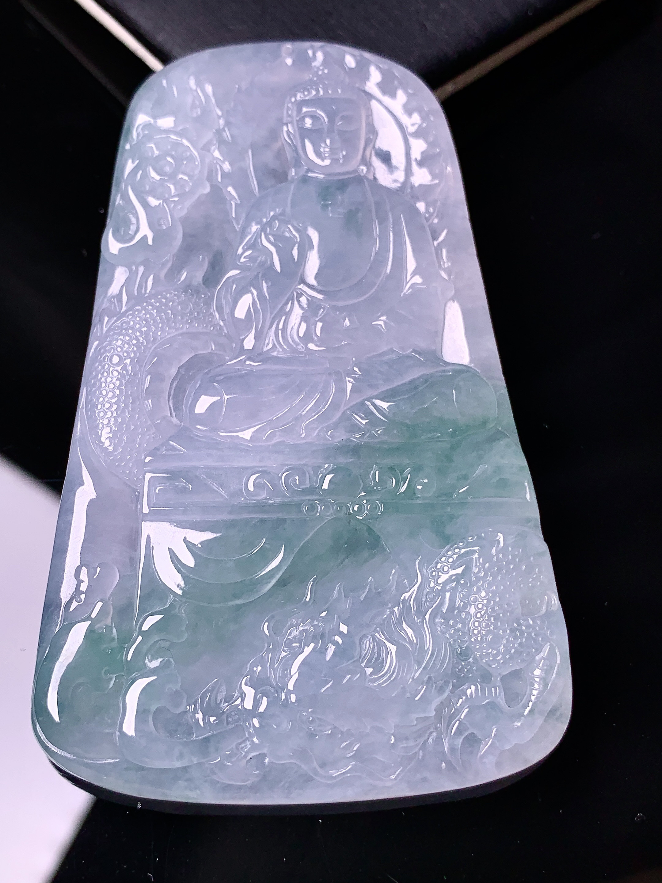 飘绿乘龙观音吊坠 玉质细腻 色泽艳丽 整体尺寸72.6*45*5.8d1