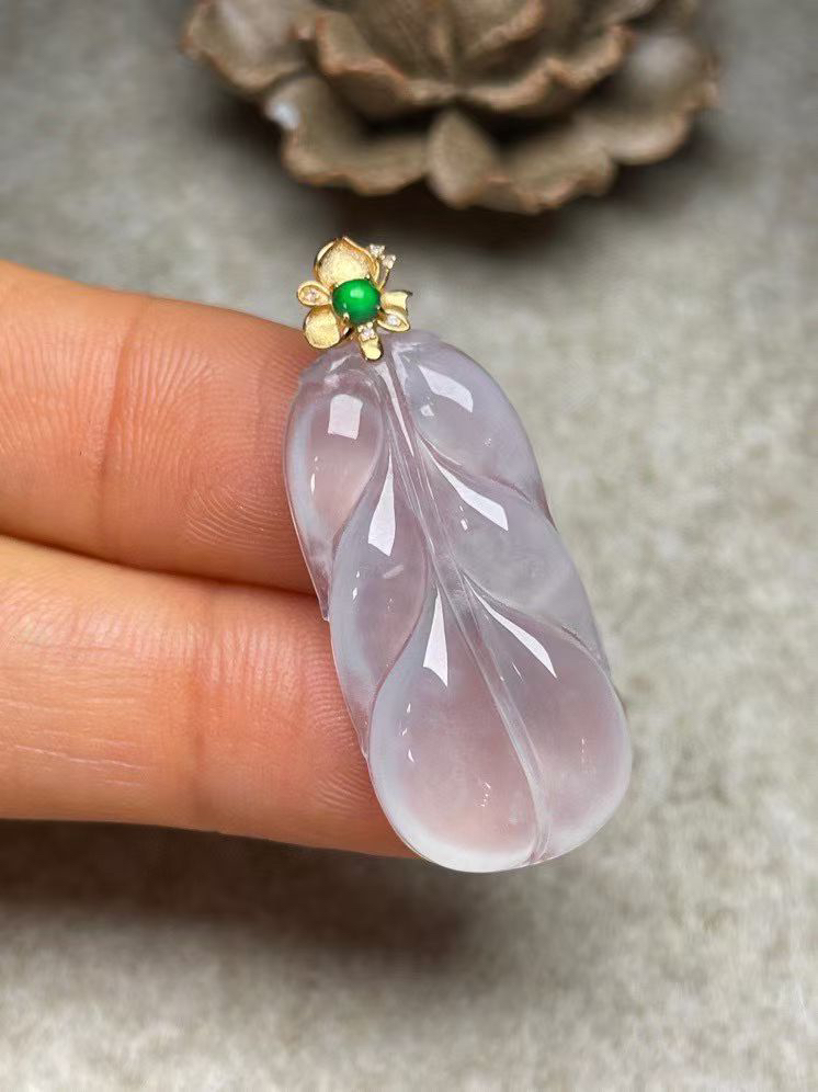 冰种叶子吊坠、真金真钻镶嵌，种水好，玉质细腻 .裸石尺寸 29.0*13.8‘