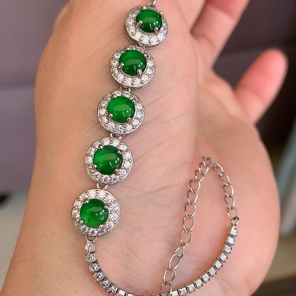 冰润满绿翡翠蛋面手链，水水润润，珠圆玉润，颜色鲜艳，妙明清净，清秀高雅，佩戴效果优雅迷人！性价比超值 W815.12  取一尺寸：9.6-5.5mm    裸石尺寸：5.5mm