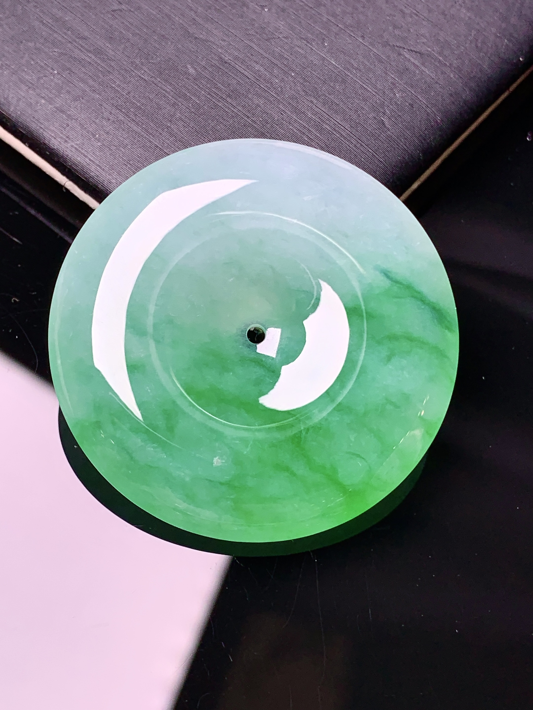 飘绿平安扣吊坠 玉质细腻 色泽艳丽 整体尺寸34.8*6.3