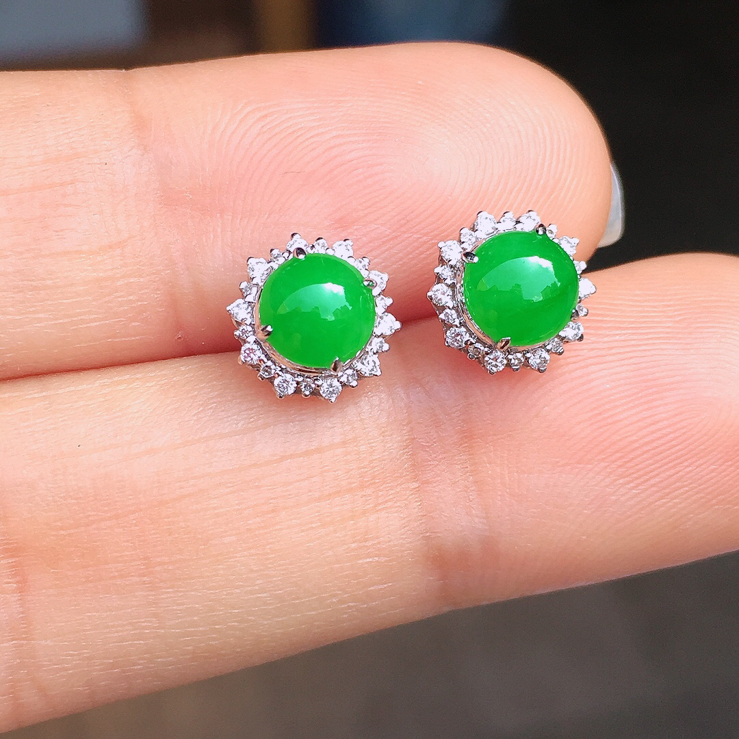 阳绿蛋面耳钉，色泽均匀艳丽，玉质细腻，荧光感超
强，饱满圆润，尽显优雅气质，18k
金豪华镶嵌