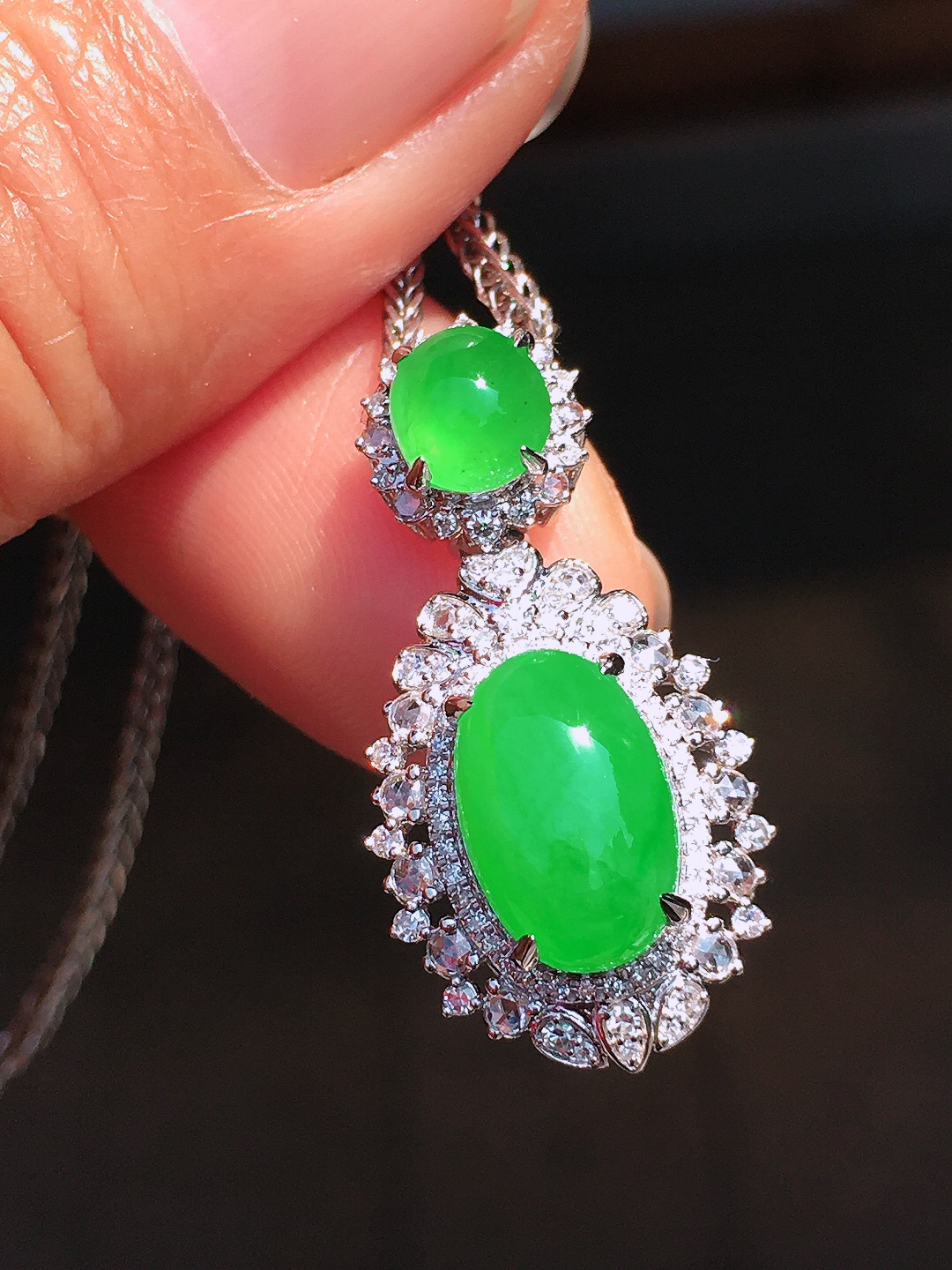 阳绿蛋面吊坠，色泽均匀艳丽，玉质细腻，荧光感超
强，饱满圆润，尽显优雅气质，18k
金豪华镶嵌