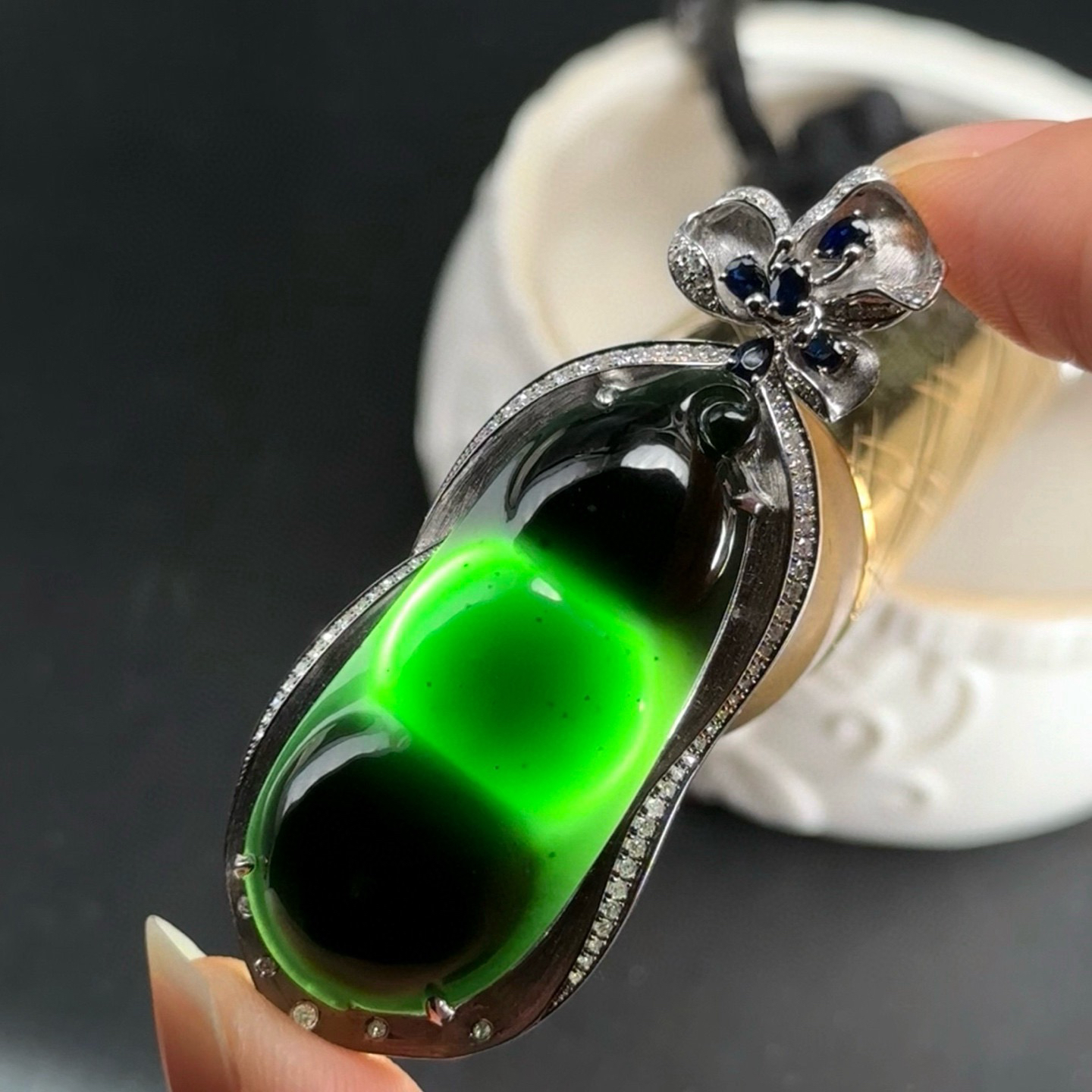 精品18k墨翠福豆 种好色正 黑度极好 打灯通透 油性十足