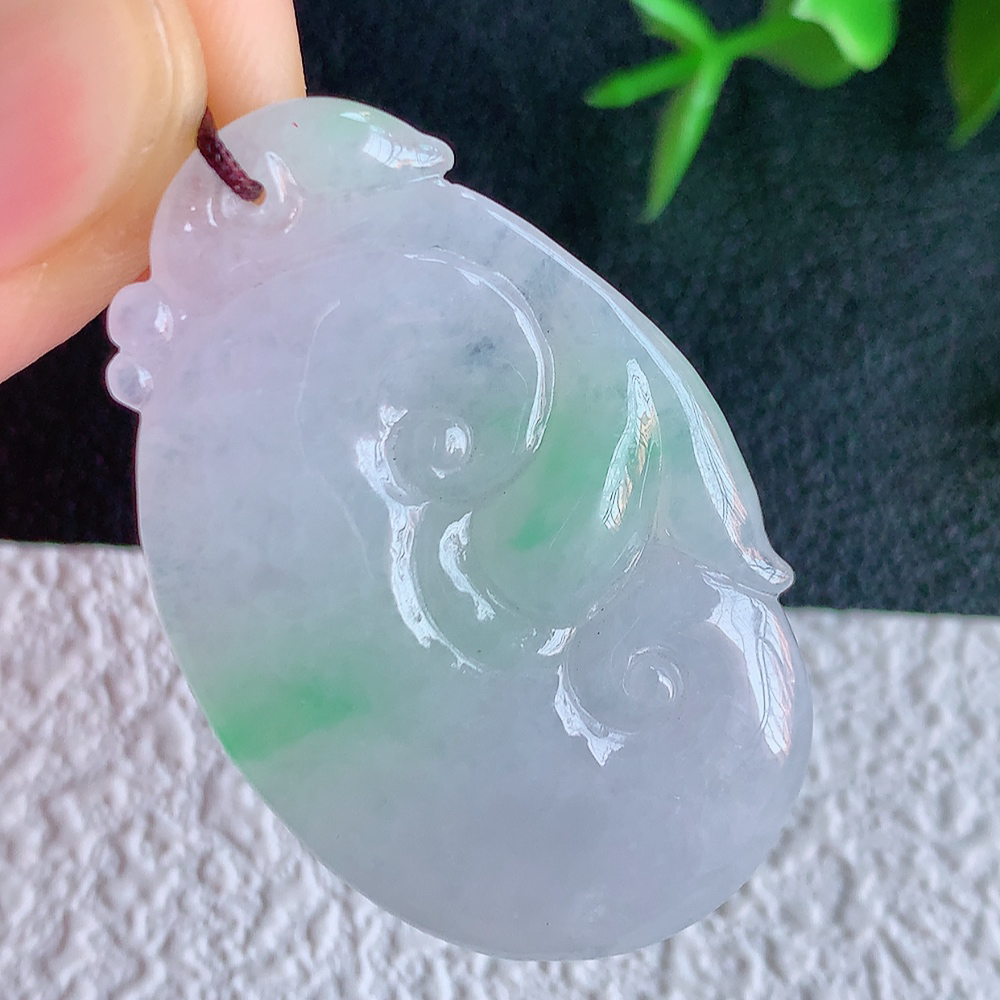 冰润飘花吉祥如意翡翠吊坠  寓意“万事如意，吉祥如意,福寿绵长 心想事成”饱满大气，通透水润  W41.12 尺寸：41.2-26.2-4.8mm