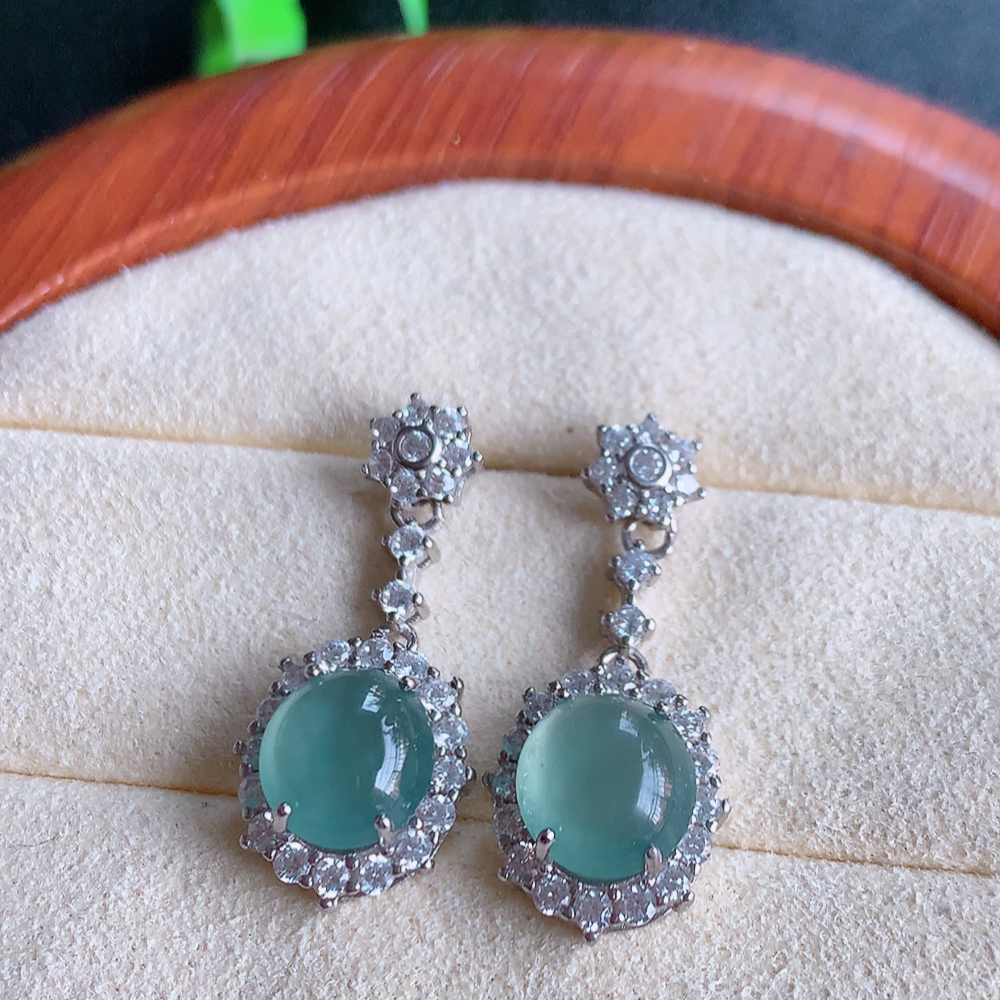 冰晴水翡翠耳坠，自然光实拍，颜色漂亮，种老水足，品相佳，佩戴佳品！W815.15  取一尺寸： 25