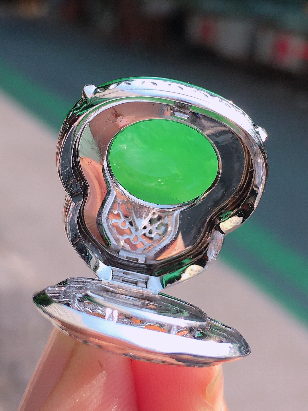 阳绿葫芦吊坠，色泽均匀艳丽，玉质细腻，荧光感超
强，饱满圆润，尽显优雅气质，18k
金豪华镶嵌