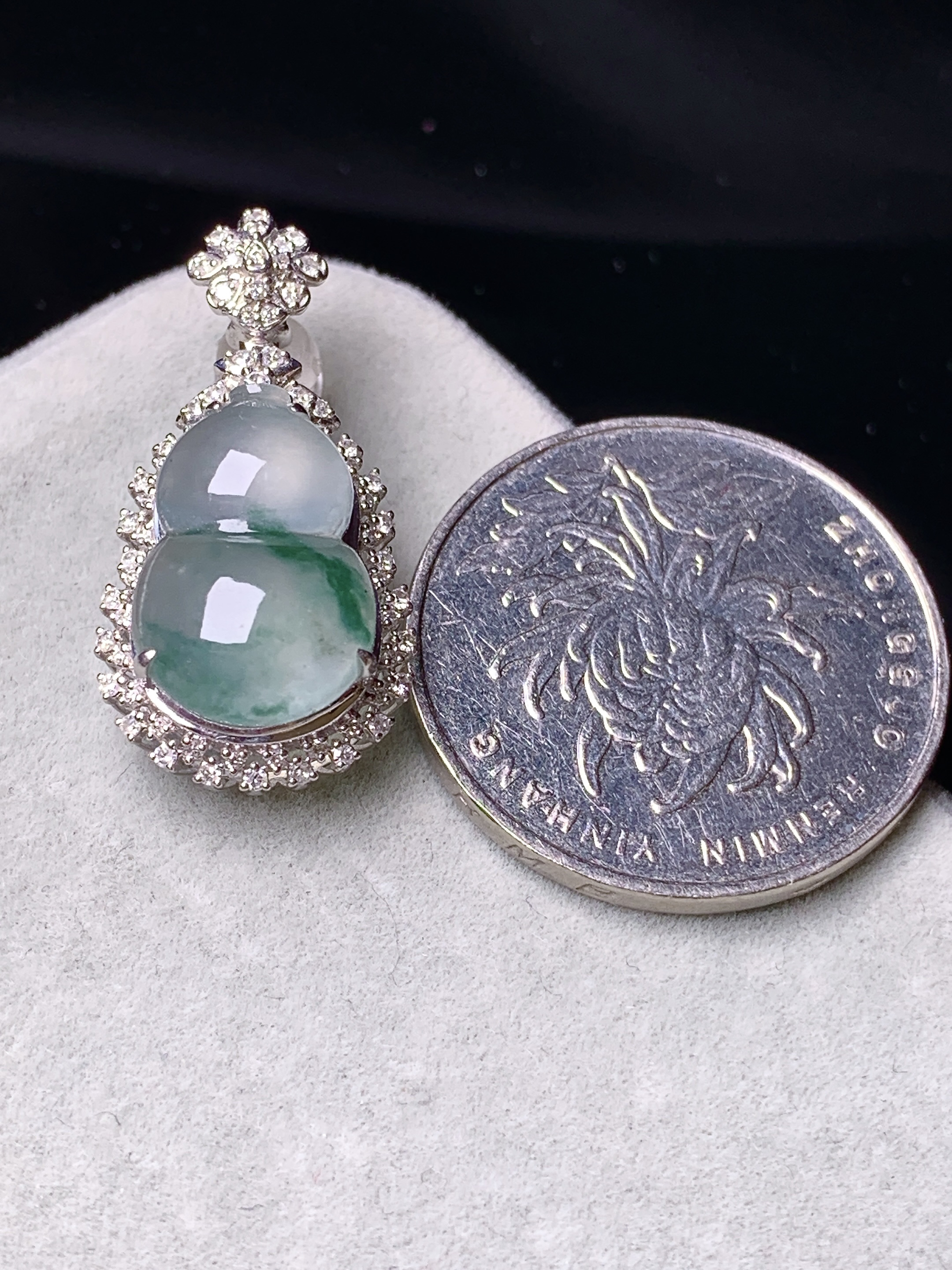 18k金钻镶嵌冰种飘绿葫芦吊坠 玉质细腻 色泽艳丽 整体尺寸27*13.8*9.7y4