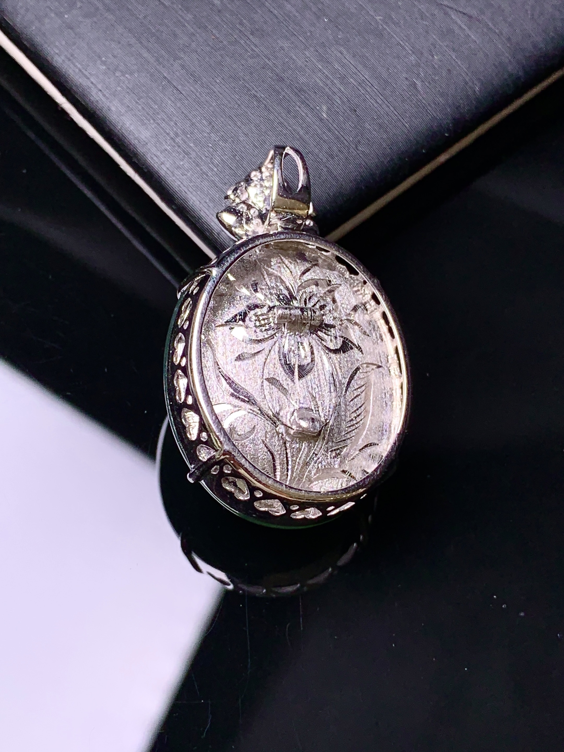 18k金钻镶嵌翠绿蛋面吊坠 玉质细腻 色泽艳丽 整体尺寸30.8*18.8*11.5f1