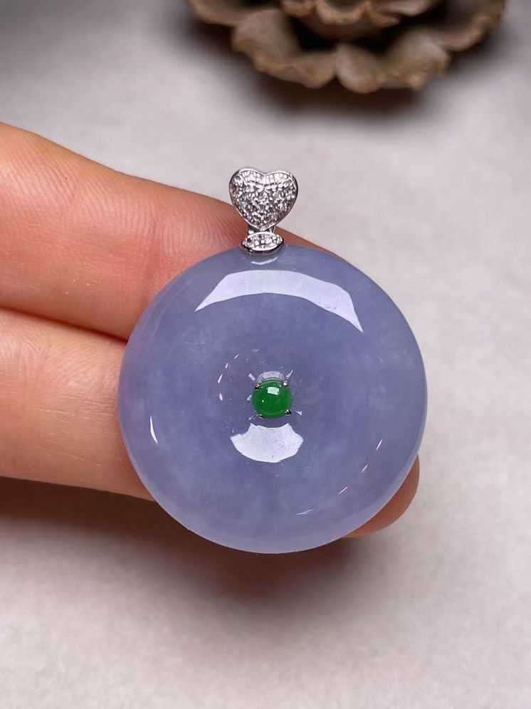 冰糯种紫罗兰平安扣吊坠、真金真钻镶嵌，种水好，玉质细腻 .裸石尺寸 26.8