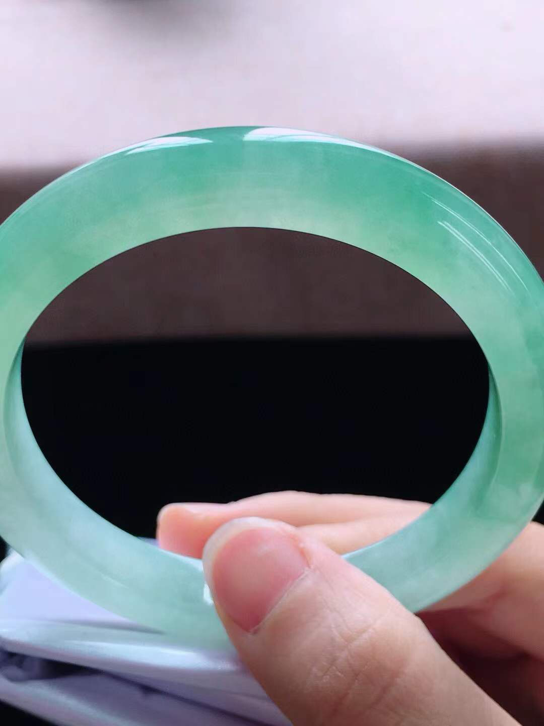 【翡翠名称】老种冰晴绿58.3正圈口手镯
【翡翠尺寸】58.3*10*8.8mm适合57.5-59.5正圈口佩戴
【翡翠描述】宝贝种老水足，玉质细腻，色泽靓丽，性价比高，佩戴效果好！
【其它赠送】权威证书/精美挂绳盒子/支持全国复检