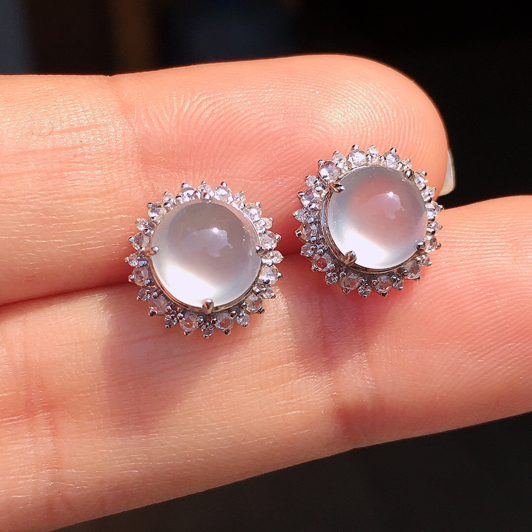 玻璃种蛋面耳钉，玉质细腻，荧光感超
强，饱满圆润，尽显优雅气质，18k
金豪华镶嵌