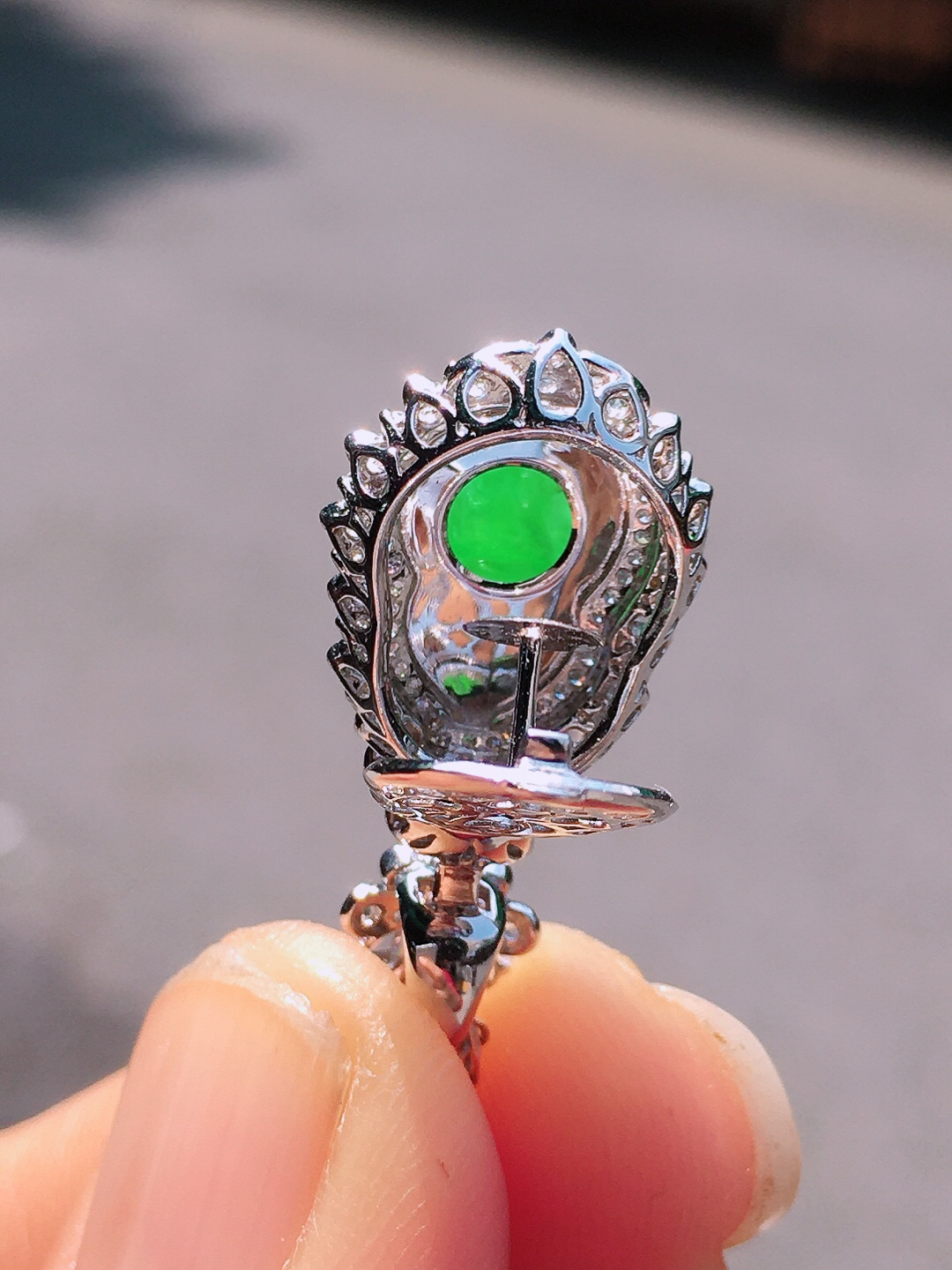 阳绿葫芦吊坠，色泽均匀艳丽，玉质细腻，荧光感超
强，饱满圆润，尽显优雅气质，18k
金豪华镶嵌