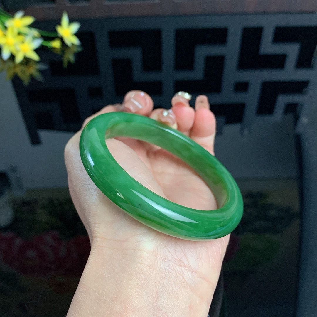 和田玉60圈口阳绿色碧玉手镯！玉质细腻油润 底色纯净 无裂无棉 脂粉好，品质高