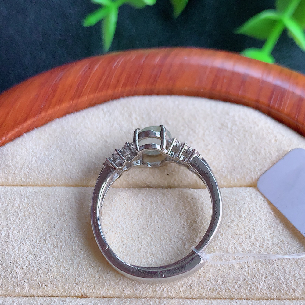 冰润精美环形翡翠戒指  玉质细腻  冰清玉润    颜色漂亮  W49.15   内径尺寸：17.5mm  裸石尺寸：6.2mm