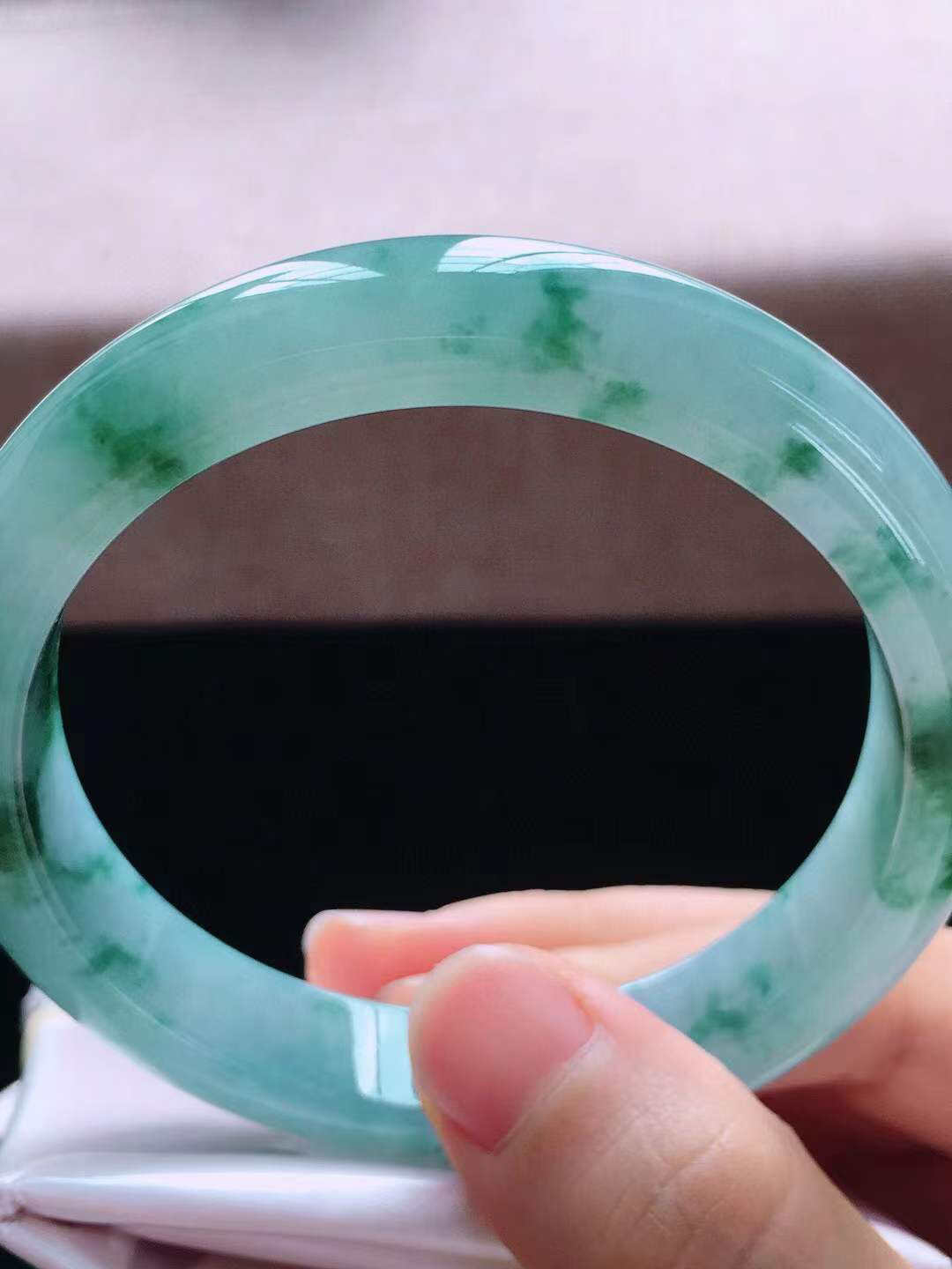 【翡翠名称】老种冰紫飘花59正圈口手镯
【翡翠尺寸】59*12*8mm适合58-60正圈口佩戴
【翡翠描述】宝贝种老水足，玉质细腻，色泽靓丽，性价比高，佩戴效果好！
【其它赠送】权威证书/精美挂绳盒子/支持全国复检