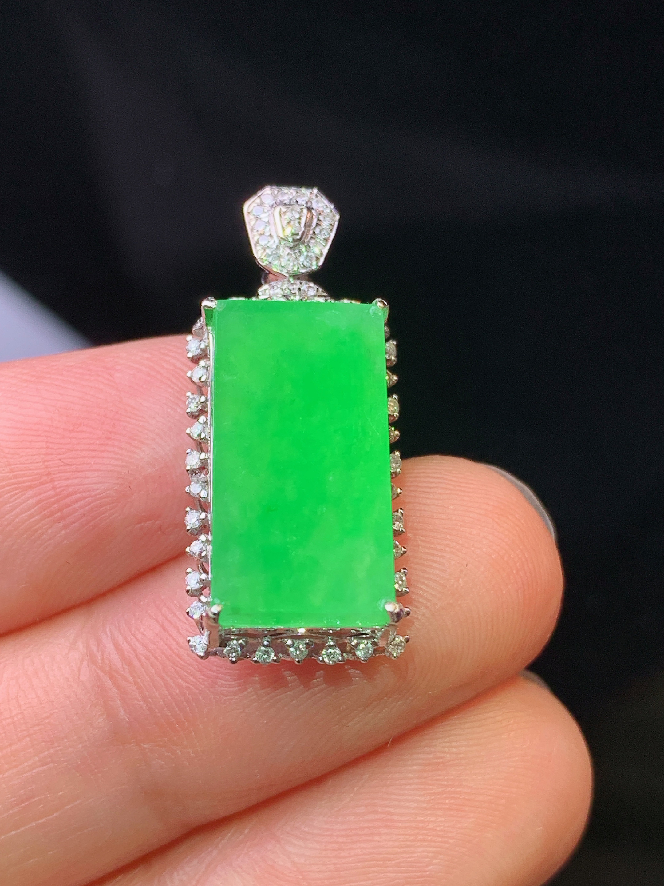 18k金钻镶嵌翠绿无事牌吊坠 玉质细腻 色泽艳丽 整体尺寸26*10.7*6.5j2