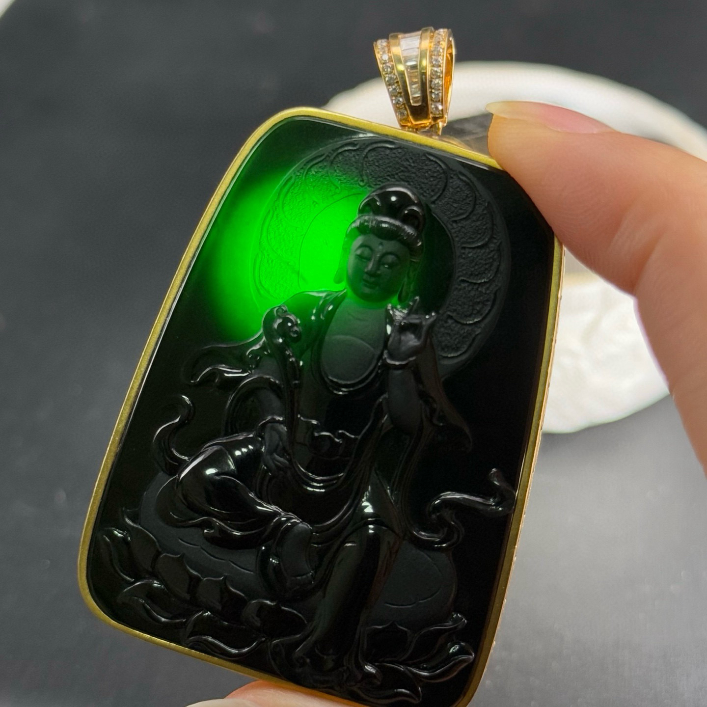 精品18k墨翠观音 种好色正 黑度极好 打灯通透 油性十足 尺寸64.6