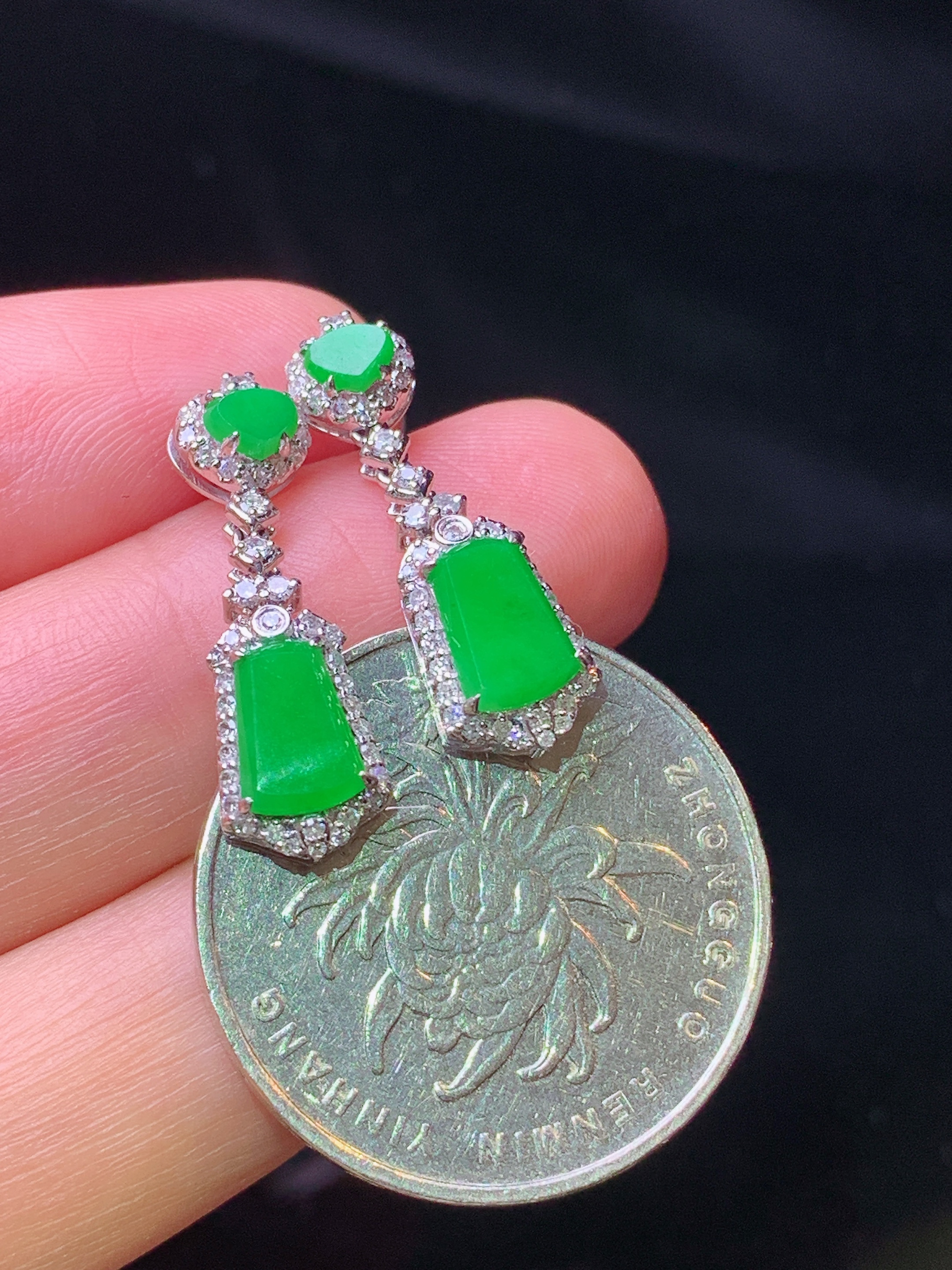 18k金钻镶嵌满绿无事牌吊坠 玉质细腻 色泽艳丽 整体尺寸23*7.2*4.2c2