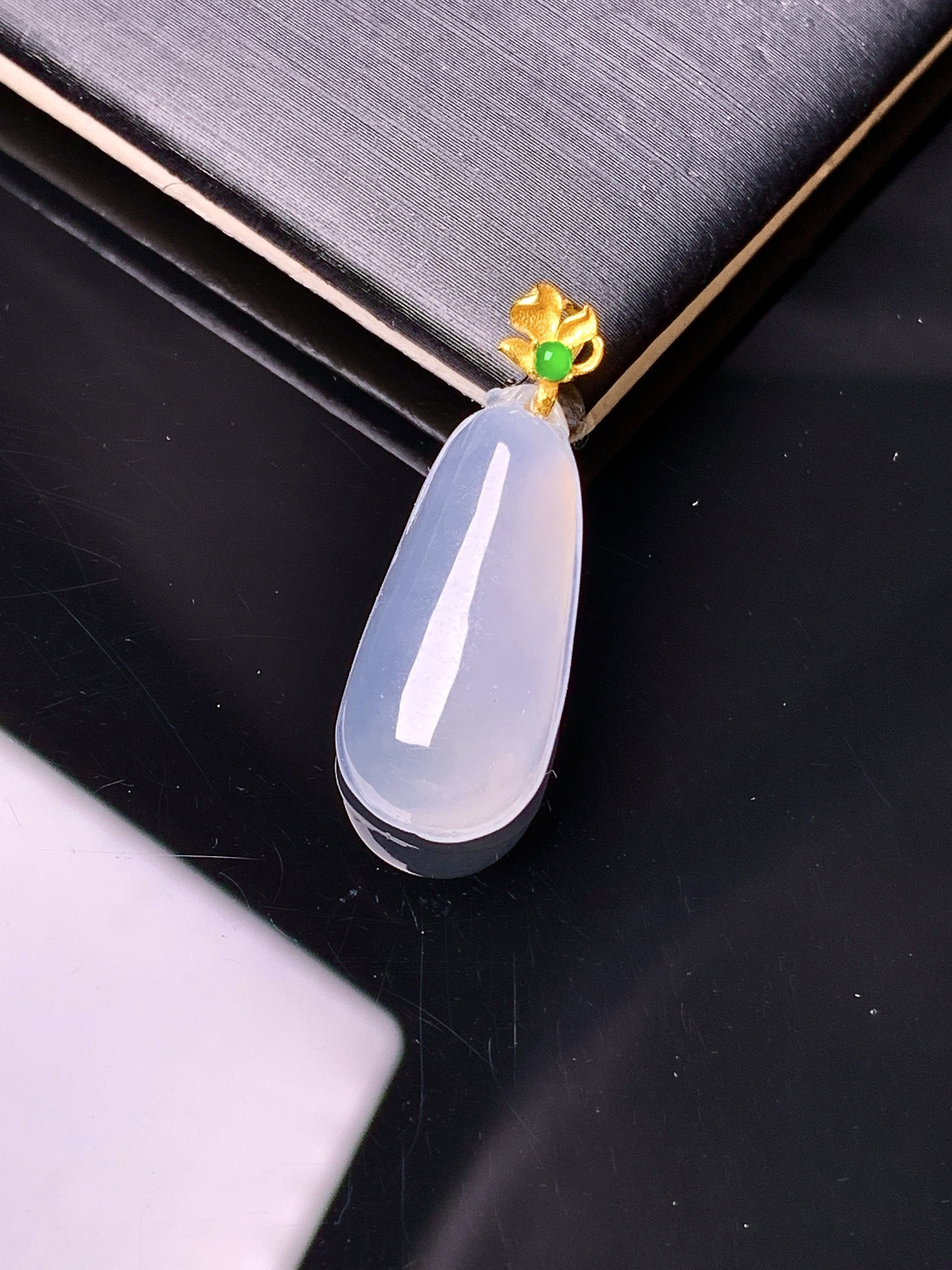 18k金镶嵌冰种福瓜吊坠 玉质细腻 色泽艳丽 整体尺寸26.3*9.8*5.3j2
