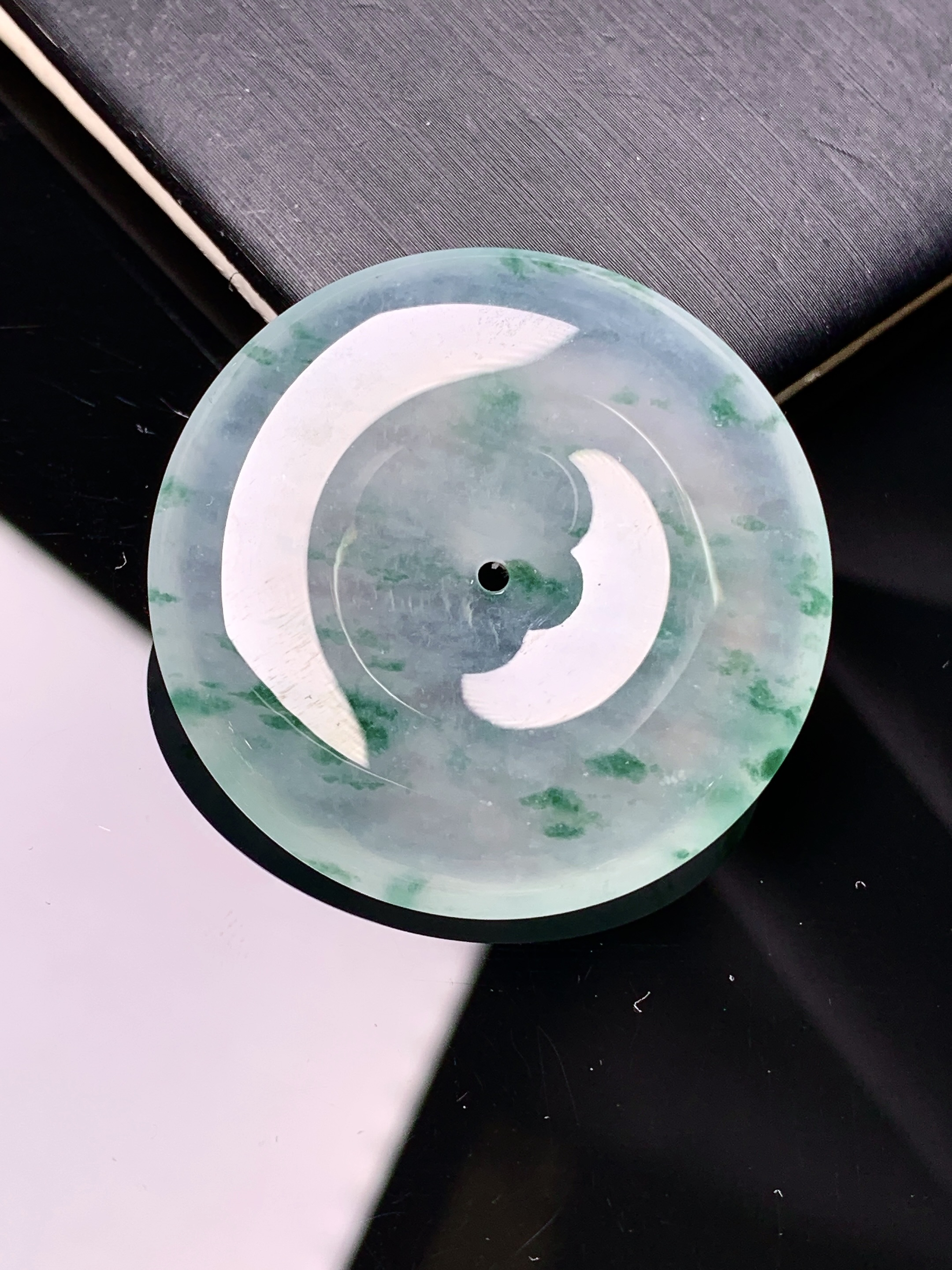 冰种飘绿平安扣吊坠 玉质细腻 色泽艳丽 整体尺寸34.8*6x1