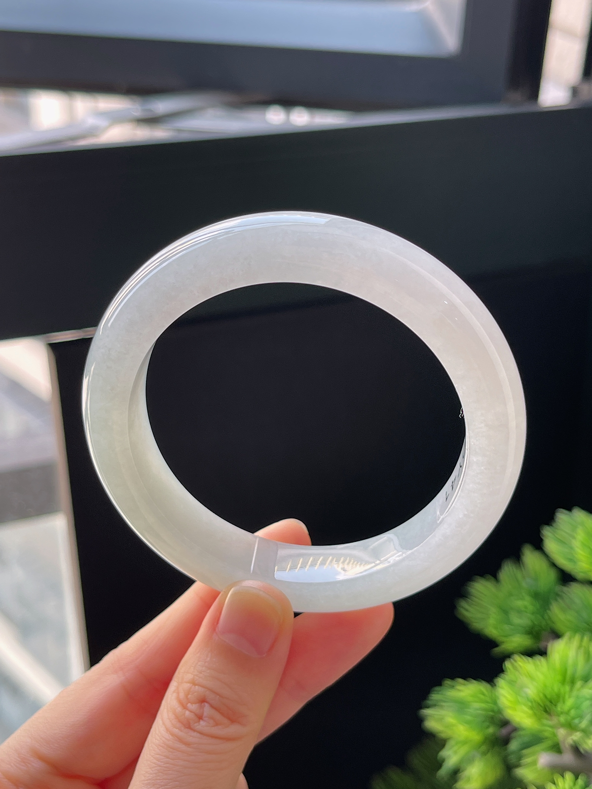 正圈56.6圈口，翡翠冰糯种淡绿色厚装正圈手镯