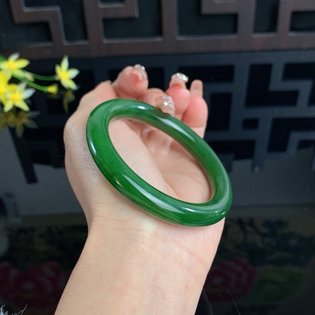和田玉53.7圈口菠菜绿圆条碧玉手镯！玉质细腻油润 底色纯净 无裂无棉 脂粉好，品质高。