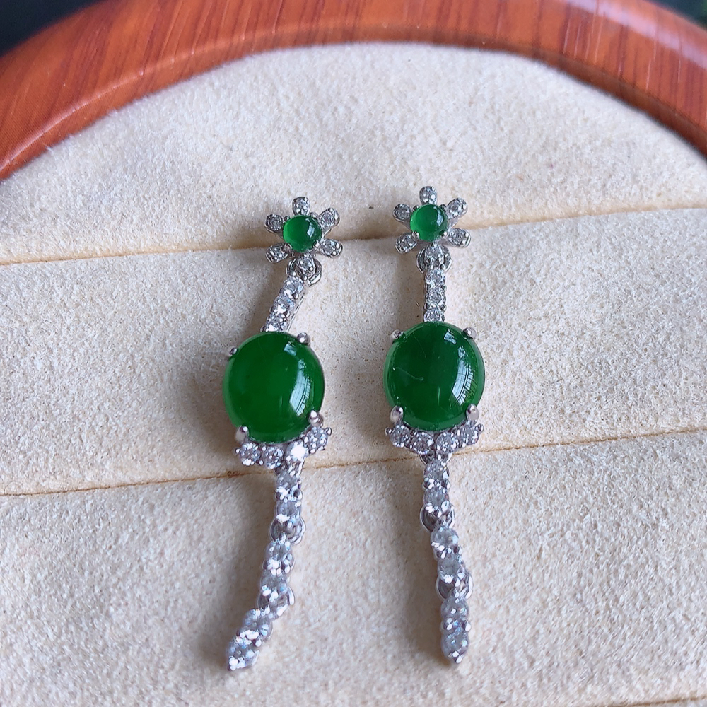 冰润满绿翡翠耳坠，自然光实拍，颜色漂亮，种老水足，品相佳，佩戴佳品！W502.12  取一尺寸： 3