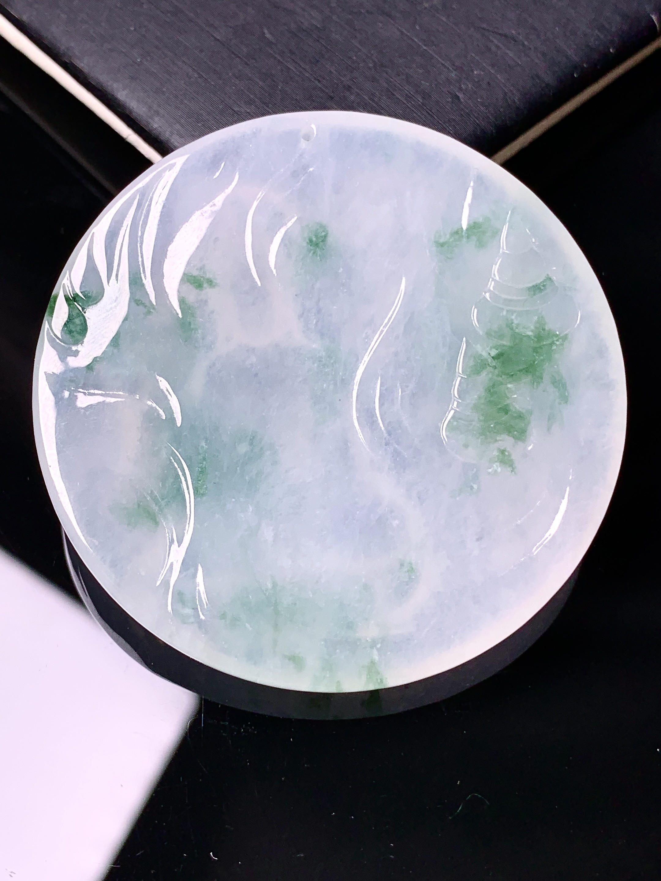 飘绿观音菩萨吊坠 玉质细腻 色泽艳丽 整体尺寸48.2*6.5d1