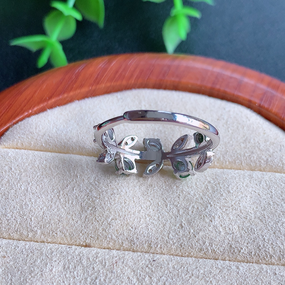 冰润满绿精美环形翡翠戒指  玉质细腻  冰清玉润  飘花灵动  颜色漂亮  W502.12 内径尺寸：18-7.8-3.2mm  裸石尺寸：3mm