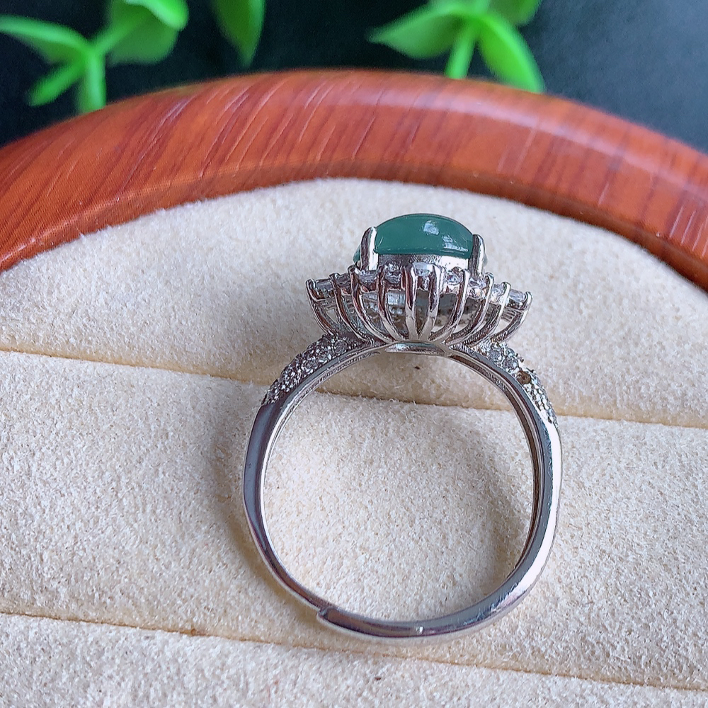 冰润晴水精美环形翡翠戒指  玉质细腻  冰清玉润  飘花灵动  颜色漂亮  W502.12 内径尺寸：17.5-14.2-9mm  裸石尺寸：8.6mm