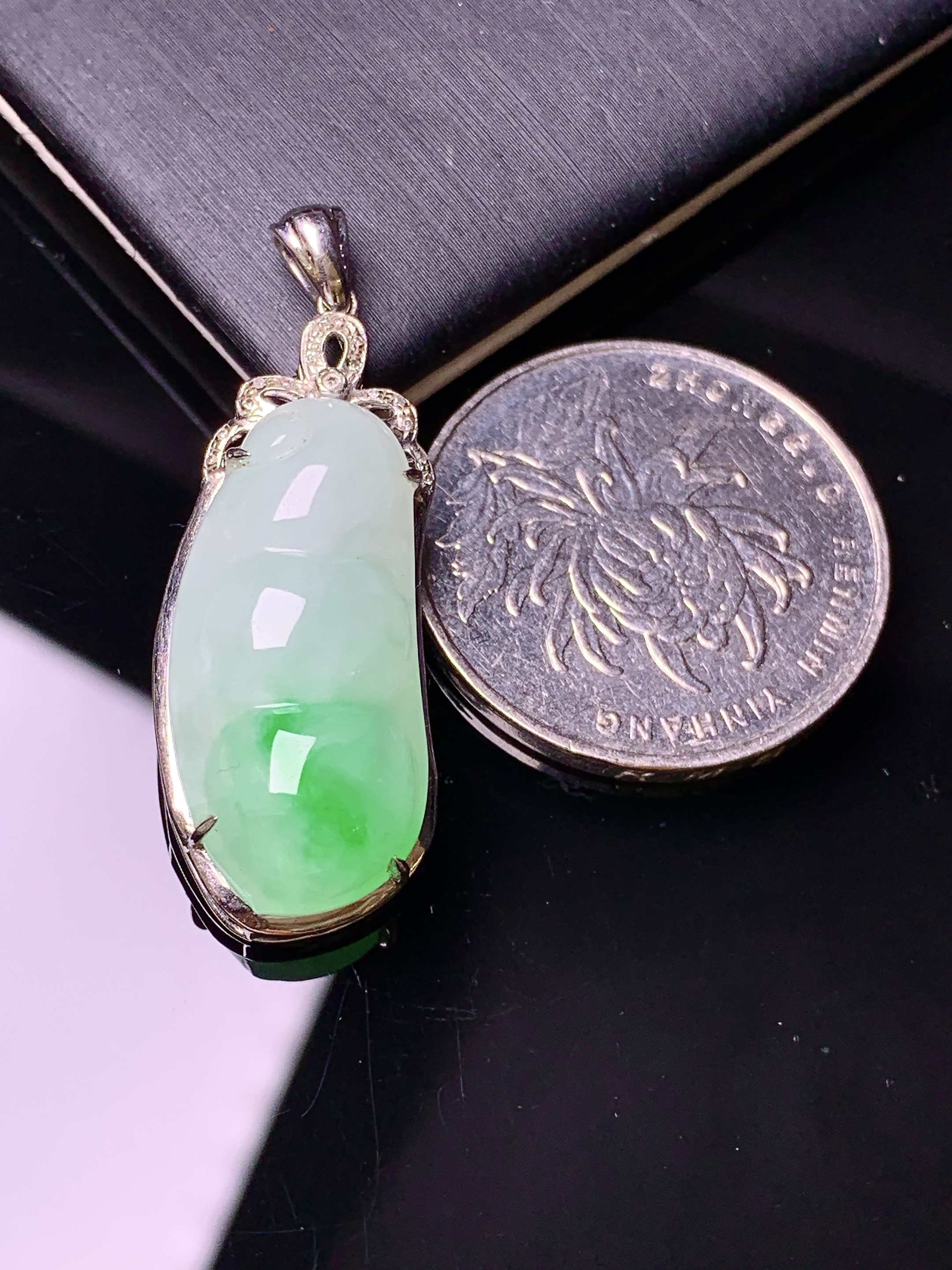 18k金钻镶嵌飘绿四季豆吊坠 玉质细腻 色泽艳丽 整体尺寸36.3*13.2*8.2m1