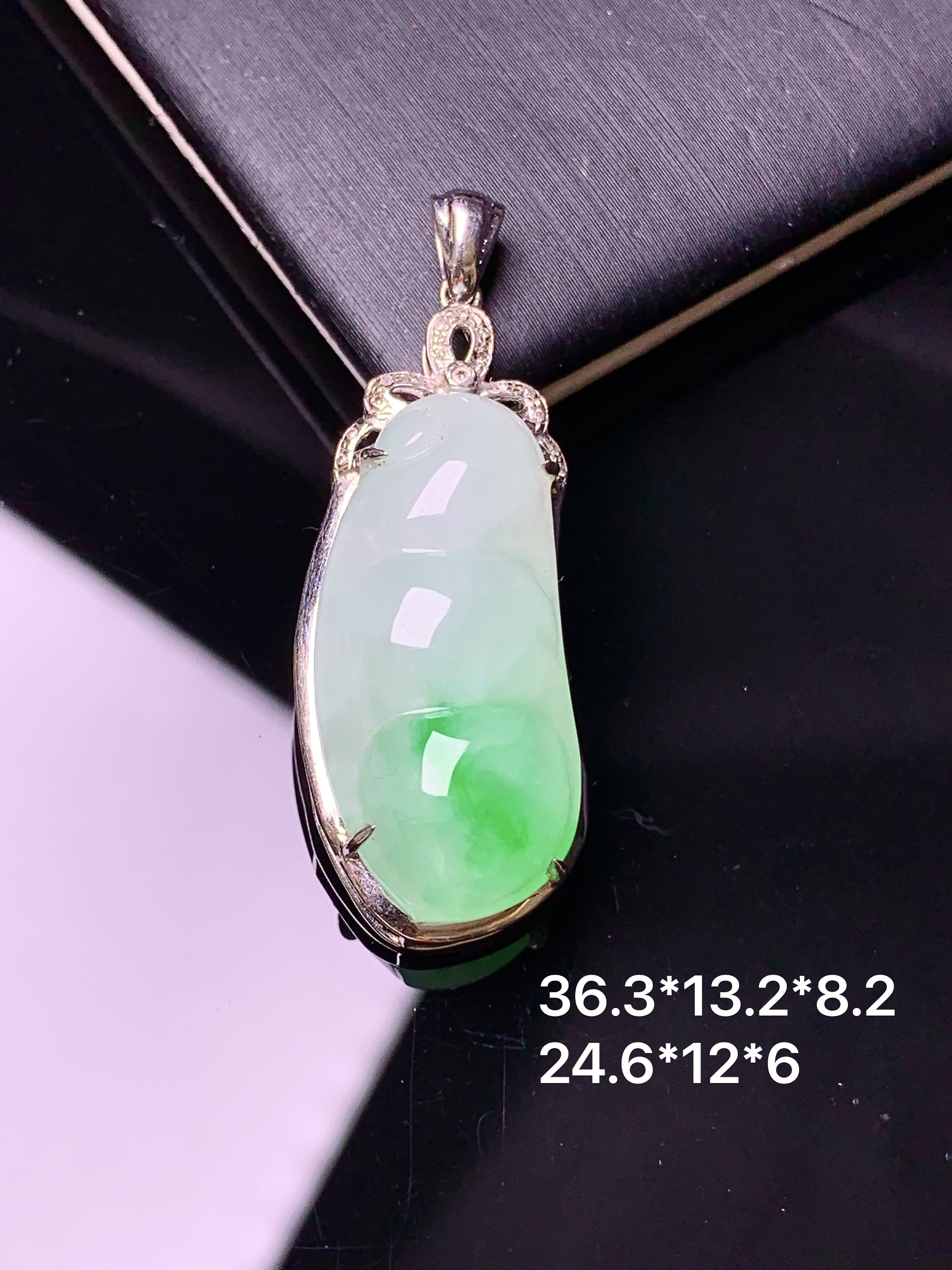 18k金钻镶嵌飘绿四季豆吊坠 玉质细腻 色泽艳丽 整体尺寸36.3*13.2*8.2m1