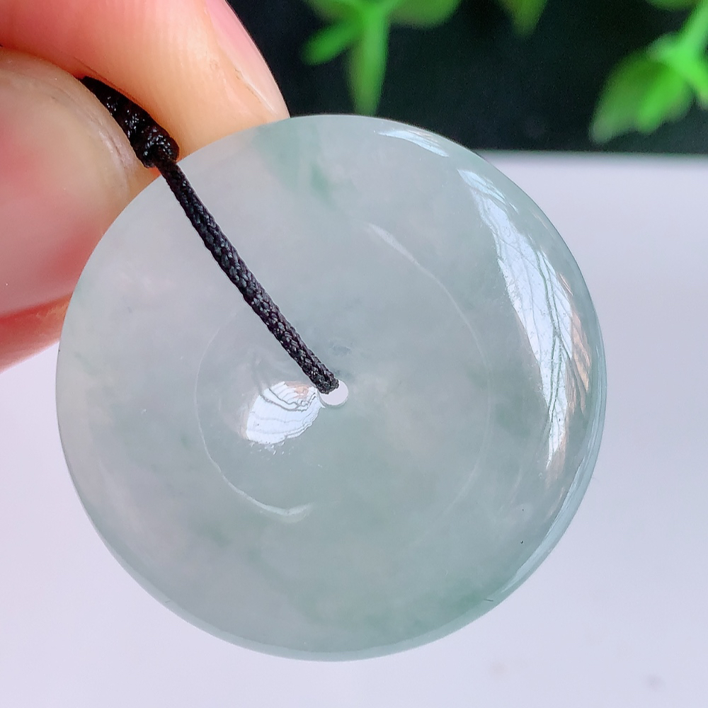 冰润飘花平安扣吊坠，厚装饱满，冰润剔透，细腻水足，种质润泽，飘花灵动，佩戴优雅大气，W41.12   尺寸：29-6.3mm