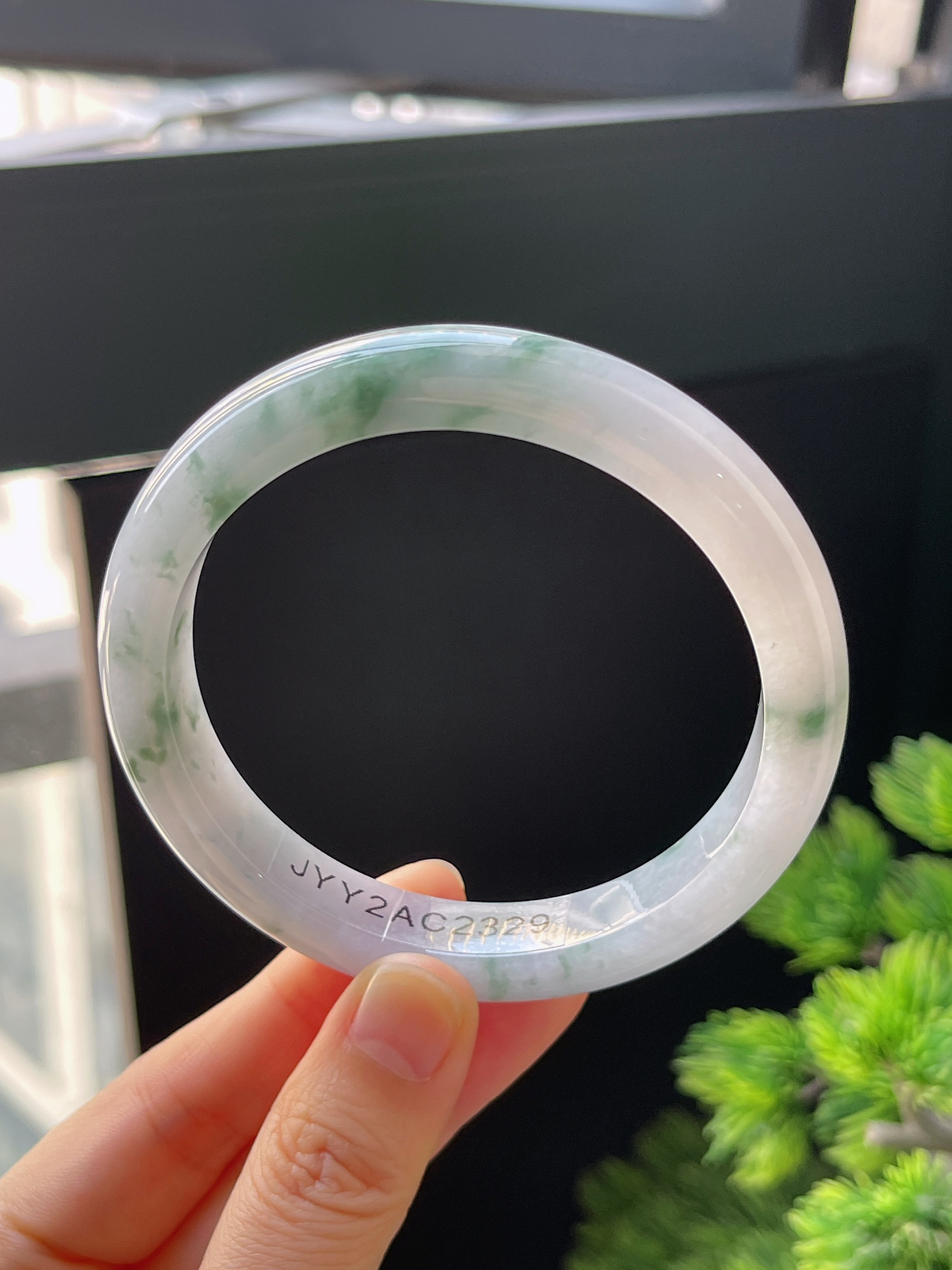 正圈60圈口，翡翠冰糯飘绿手镯