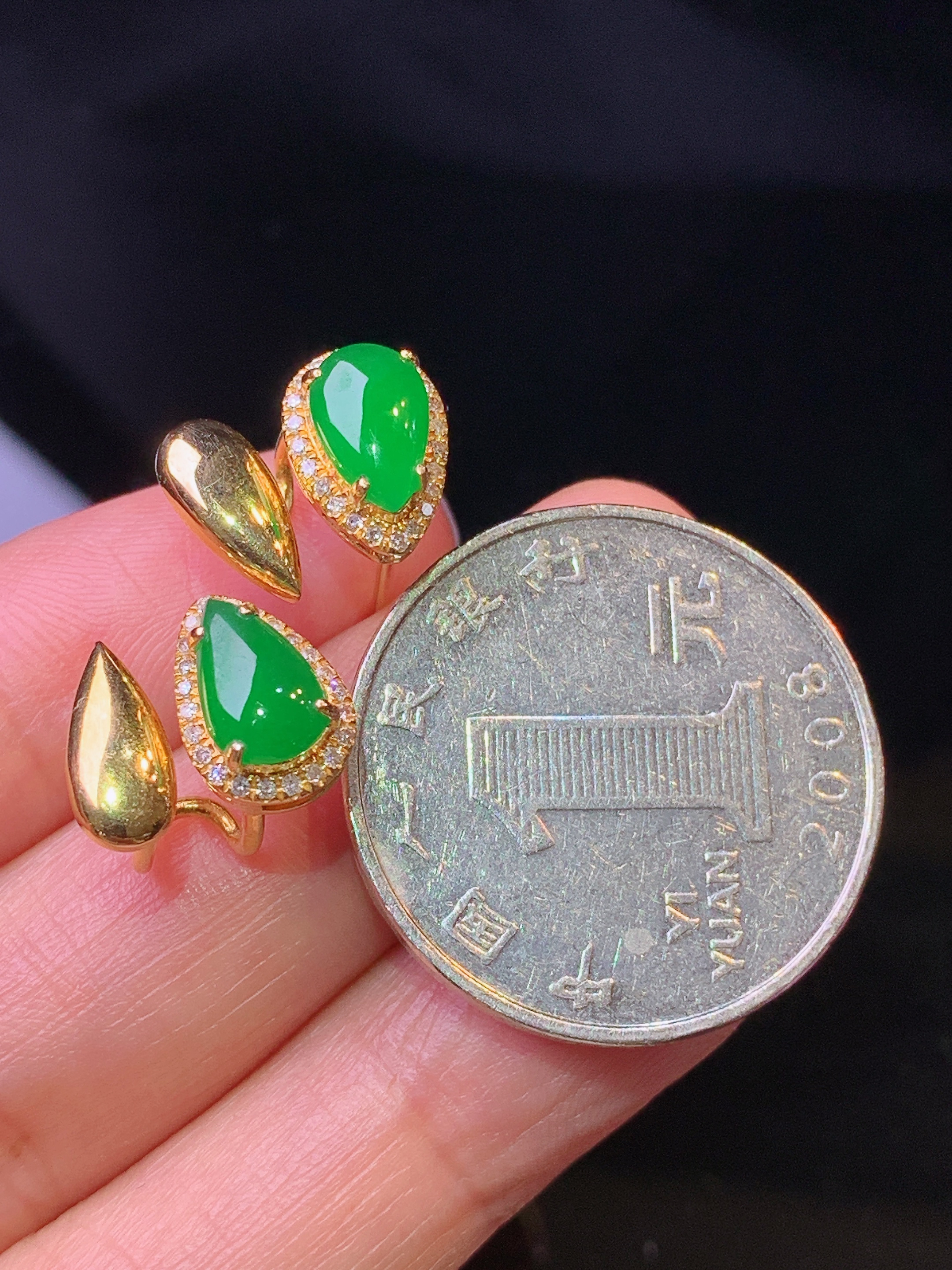 18k金钻镶嵌满绿水滴耳钉 玉质细腻 色泽艳丽 裸石尺寸8*5*2f1