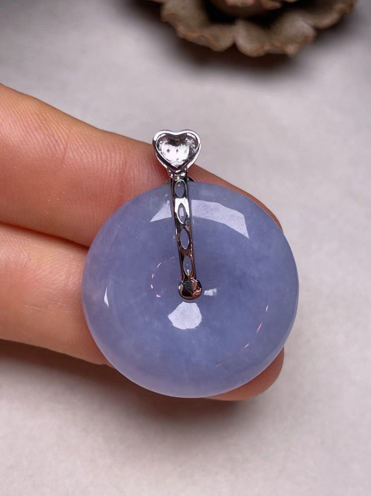 冰糯种紫罗兰平安扣吊坠、真金真钻镶嵌，种水好，玉质细腻 .裸石尺寸 26.8