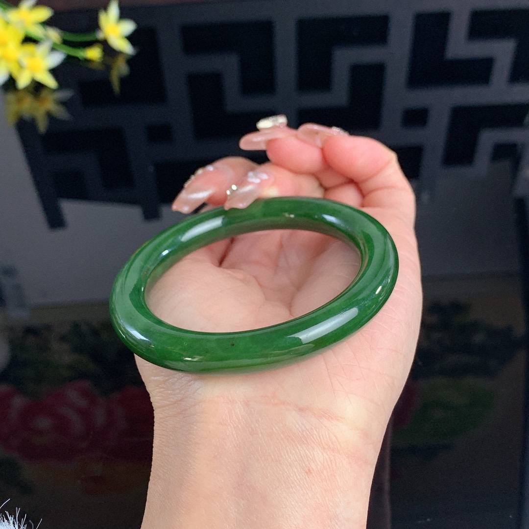 和田玉54.5圈口菠菜绿圆条碧玉手镯！玉质细腻油润 底色纯净 无裂无棉 脂粉好，品质高。
