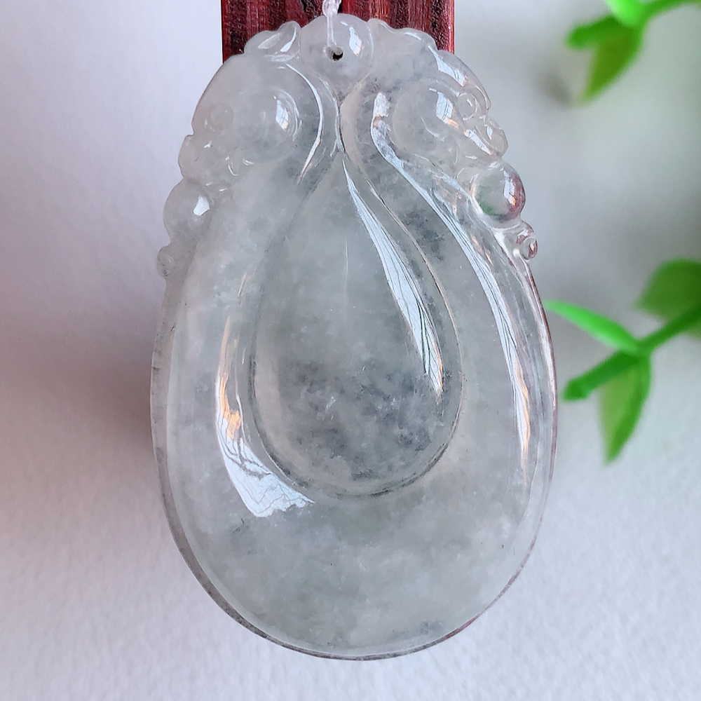 冰润福贝翡翠吊坠，寓意“辈辈有福，财源广进”水足莹润。通体清新通透，佩戴效果优雅迷人，W49.12 尺寸：41.5-26-5mm