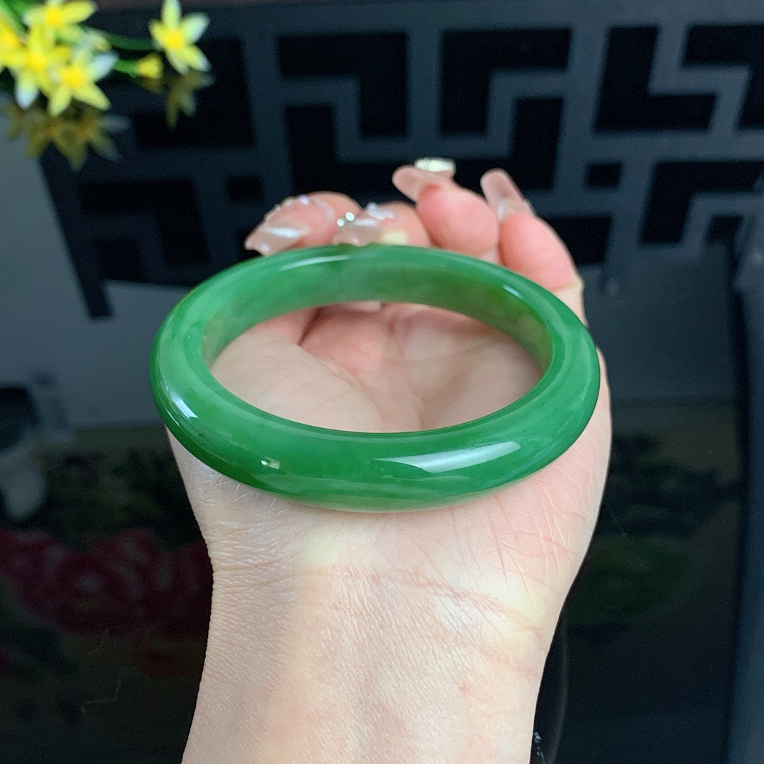 和田玉60圈口阳绿色碧玉手镯！玉质细腻油润 底色纯净 无裂无棉 脂粉好，品质高