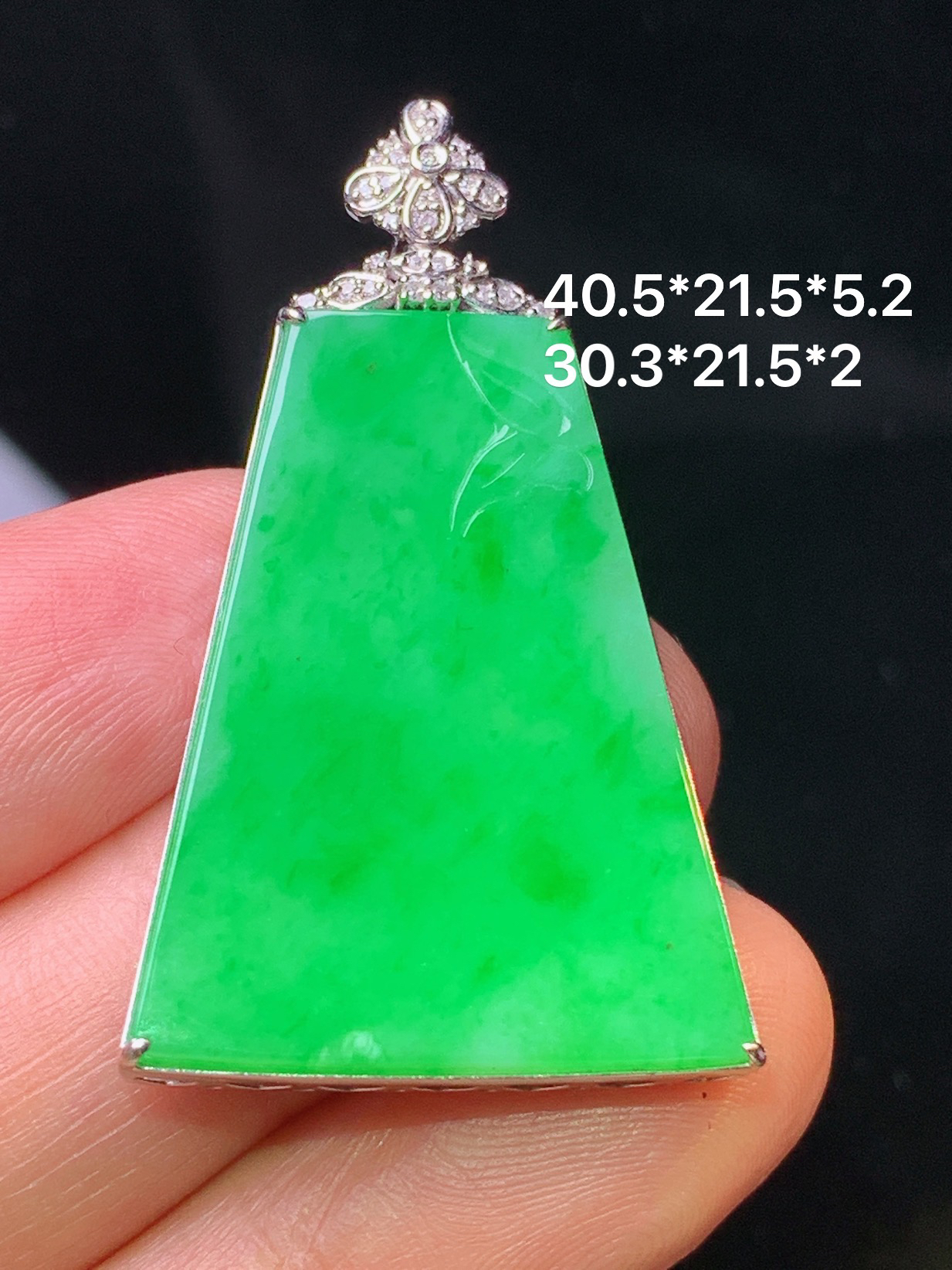 18k金钻镶嵌翠绿无事牌吊坠 玉质细腻 色泽艳丽 整体尺寸40.5*21.5*5.2j2