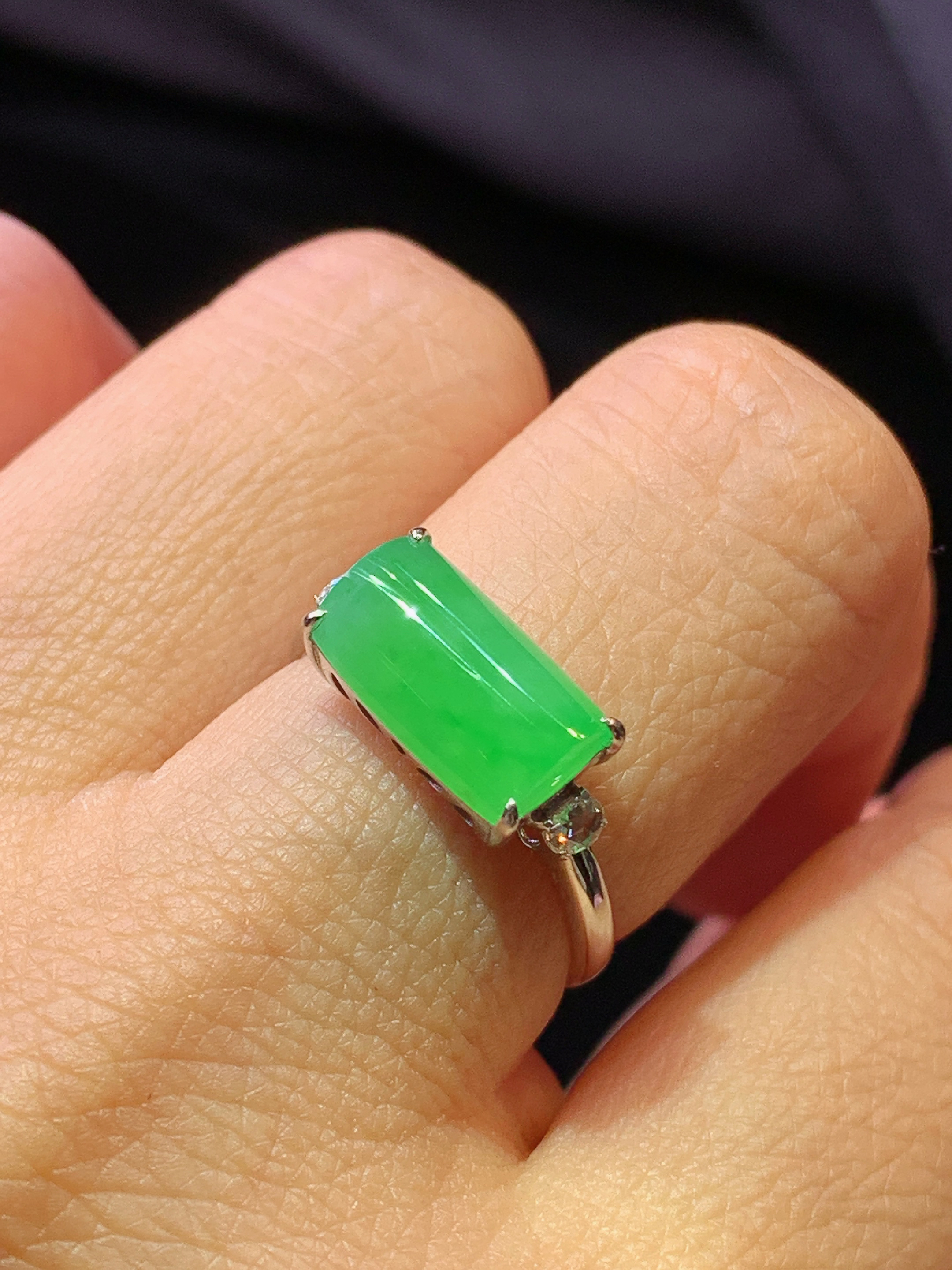 18k金钻镶嵌翠绿玉柱戒指 玉质细腻 色泽艳丽 圈口13 整体尺寸6.6*11.3*3.8j2