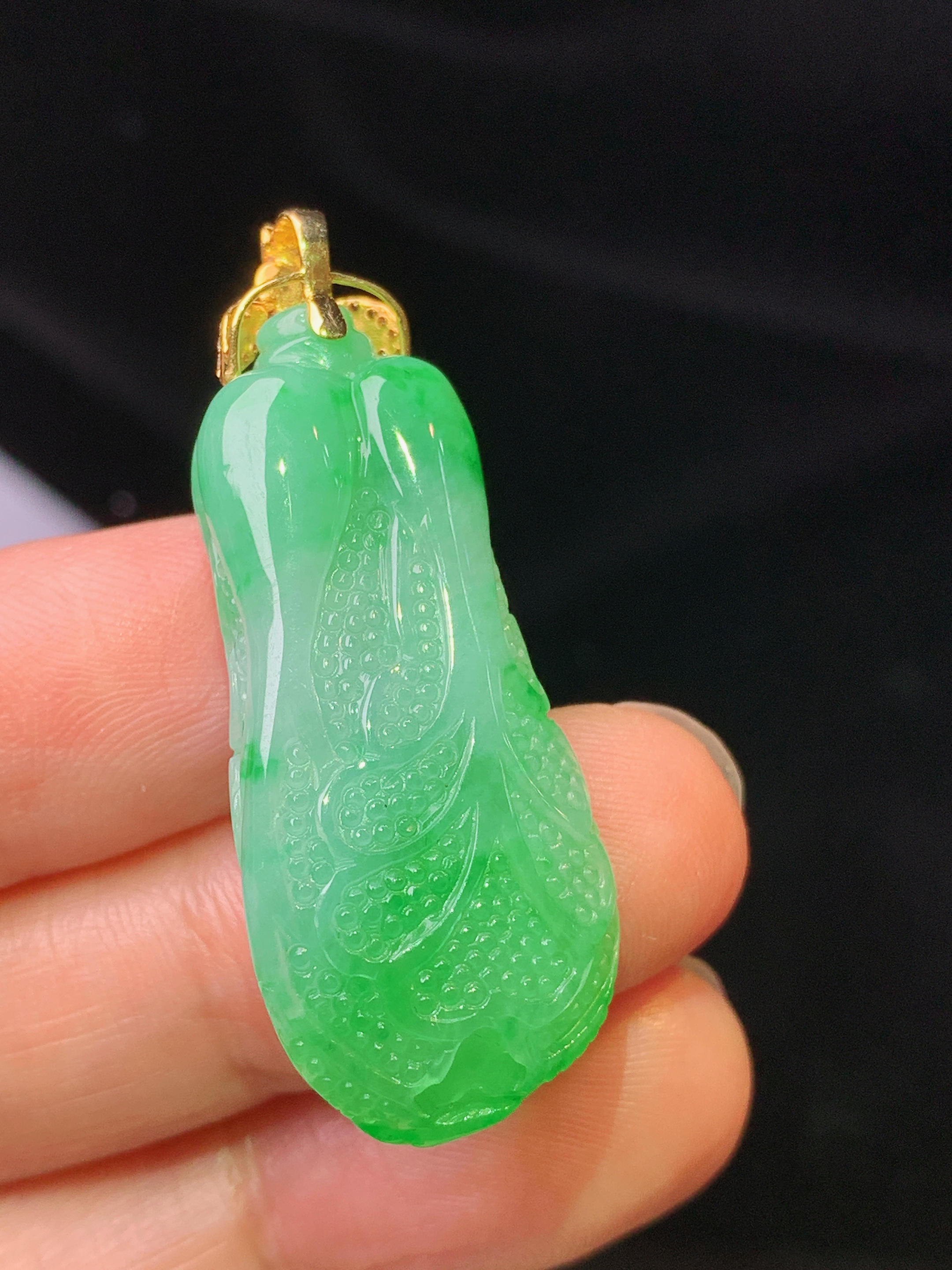 18k金钻镶嵌飘绿白菜吊坠 玉质细腻 色泽艳丽 整体尺寸40.5*16.2*9.8x1