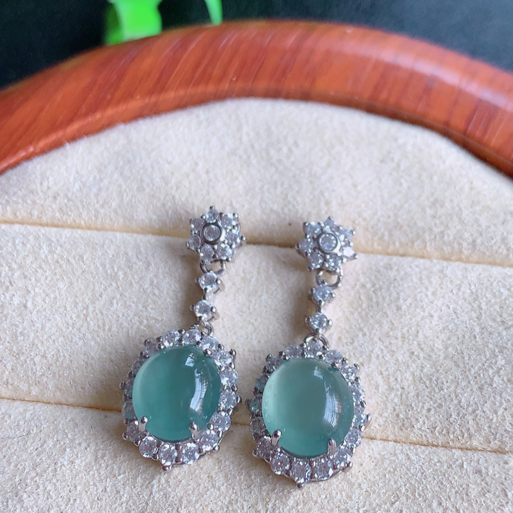 冰晴水翡翠耳坠，自然光实拍，颜色漂亮，种老水足，品相佳，佩戴佳品！W815.15  取一尺寸： 25.5-11.2-6.8mm  裸石尺寸：8.5-8mm