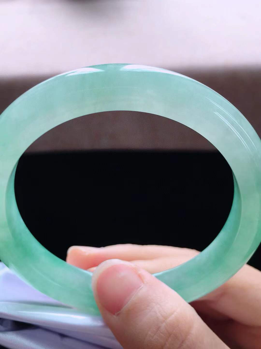 【翡翠名称】老种冰晴绿58.3正圈口手镯
【翡翠尺寸】58.3*10*8.8mm适合57.5-59.5正圈口佩戴
【翡翠描述】宝贝种老水足，玉质细腻，色泽靓丽，性价比高，佩戴效果好！
【其它赠送】权威证书/精美挂绳盒子/支持全国复检